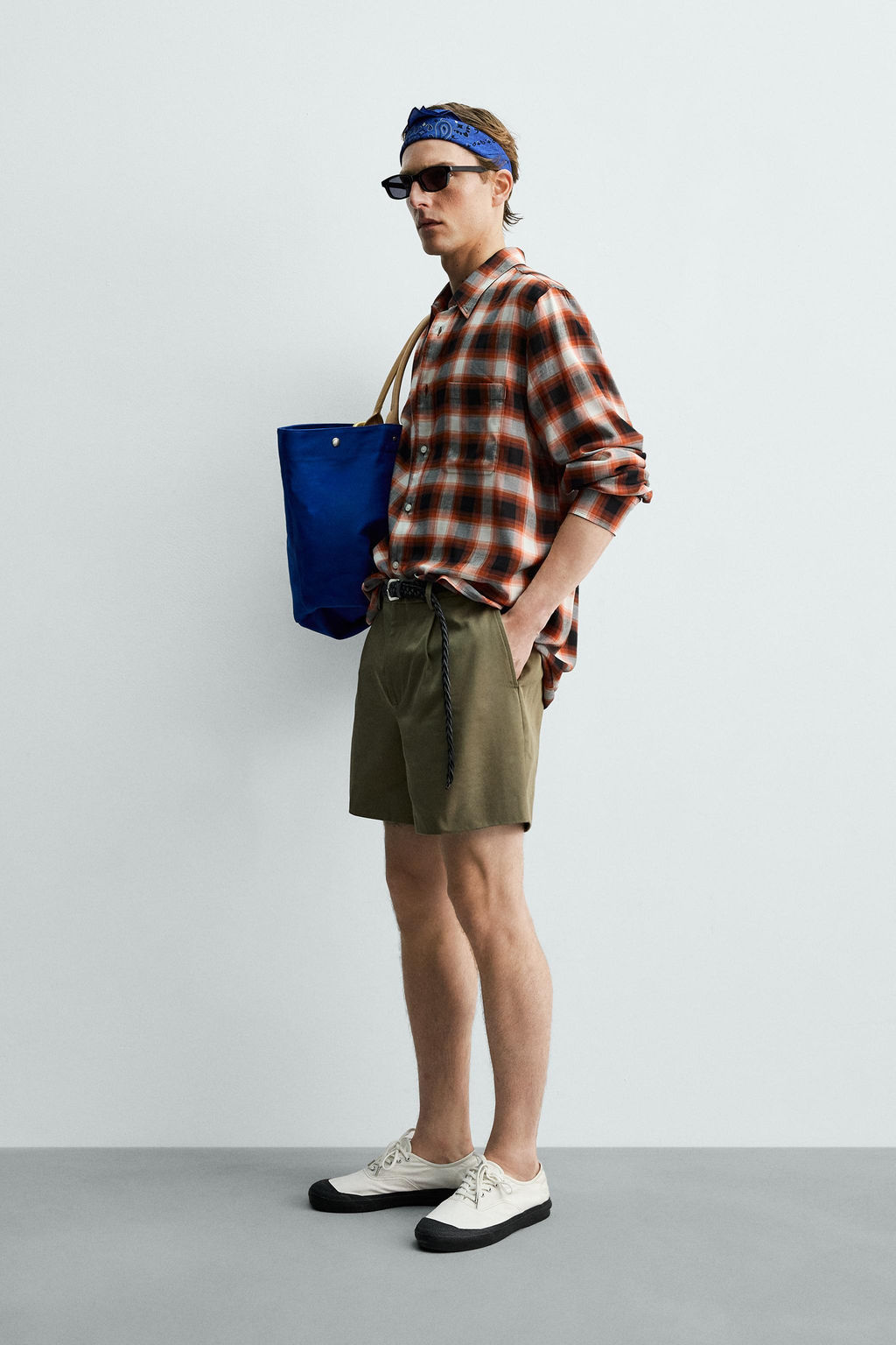 BERMUDA CORTA PLIEGUES AARON LEVINE X ZARA / KAKI OSCURO