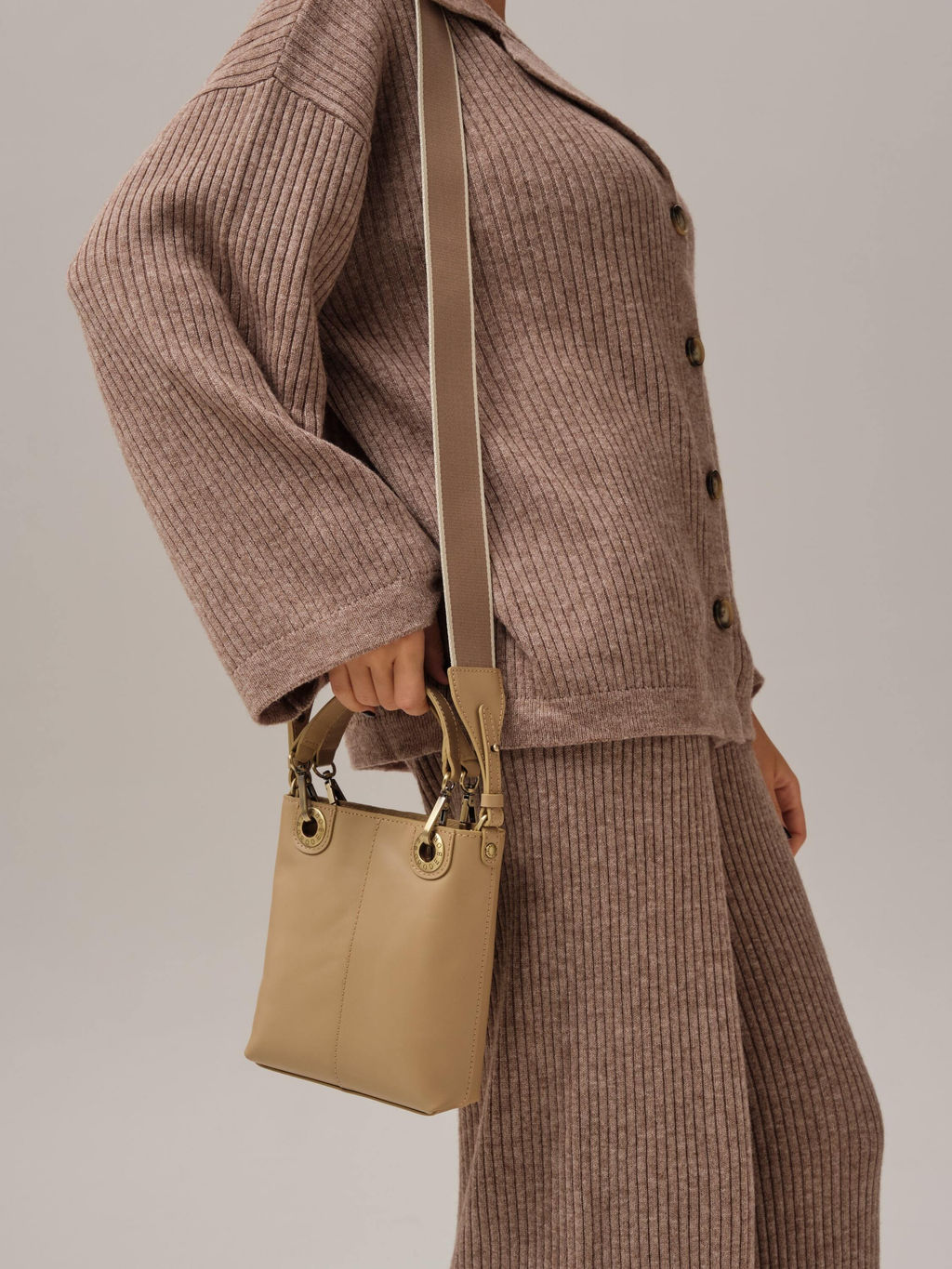 Сумка кожаная кросс-боди Deboro 30347 бежевая камелия