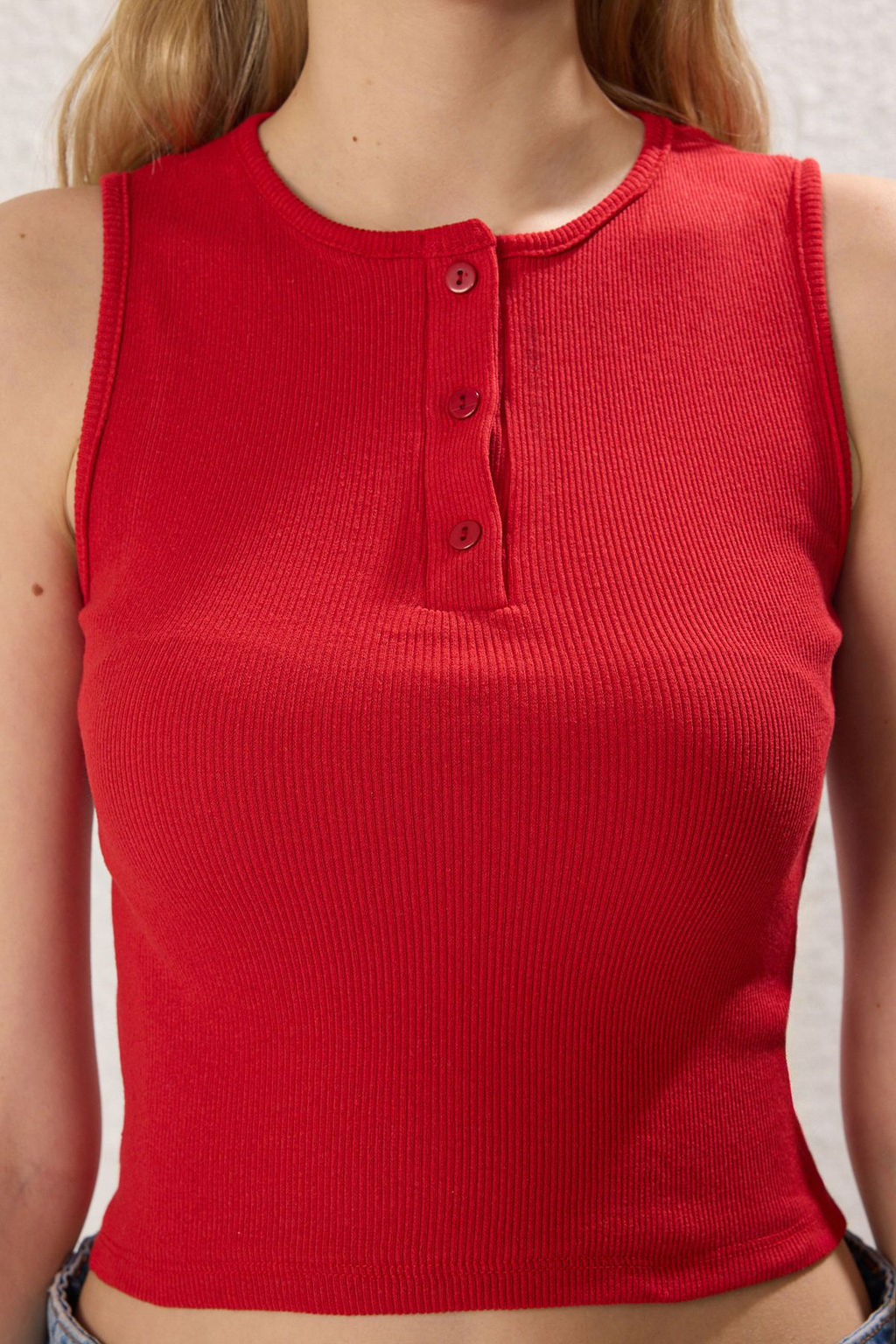 K?rm?z? Dugmeli Havuz Yaka S?f?r Kol Fitilli Esnek Vucuda Oturan Crop Orme Atlet TWOSS25AL00028