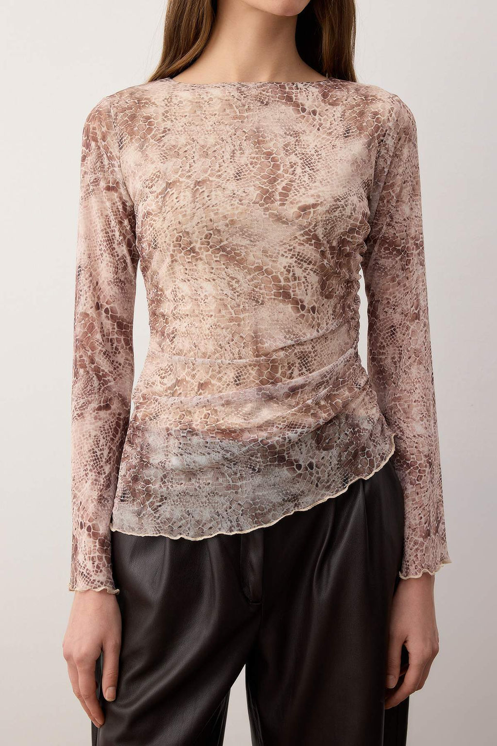 Ekru Soyut Animal Kay?k Yaka Asimetrik Detayl? Fitted/vucuda Oturan Orme Bluz TWOAW26BZ00128