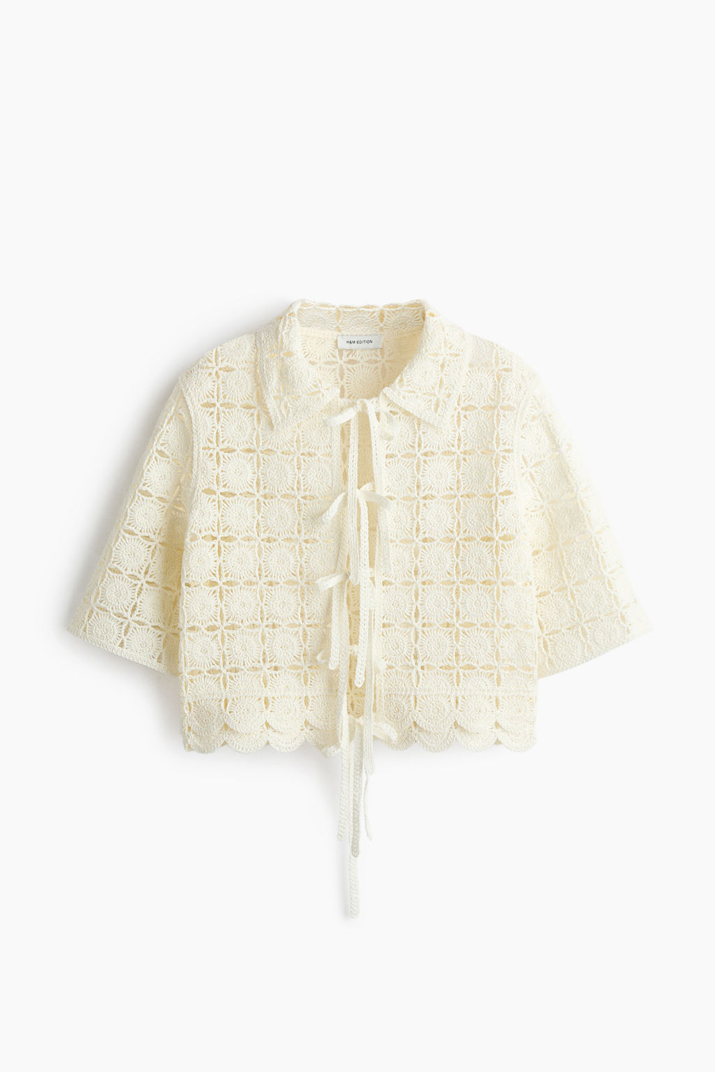 Camisa efecto crochet con cierre de lazada