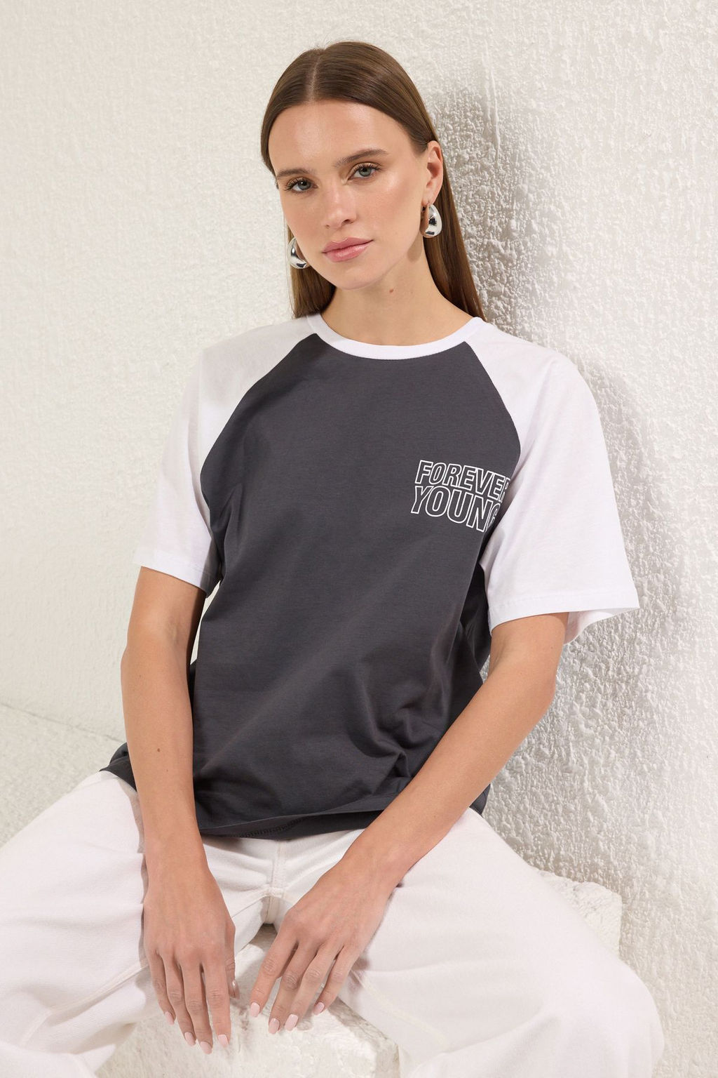 TRENDYOLMILLA Antrasit %100 Pamuk Renk Bloklu Sloganl? Relaxed/Rahat Kesim Orme T-Shirt TWOSS24TS00134