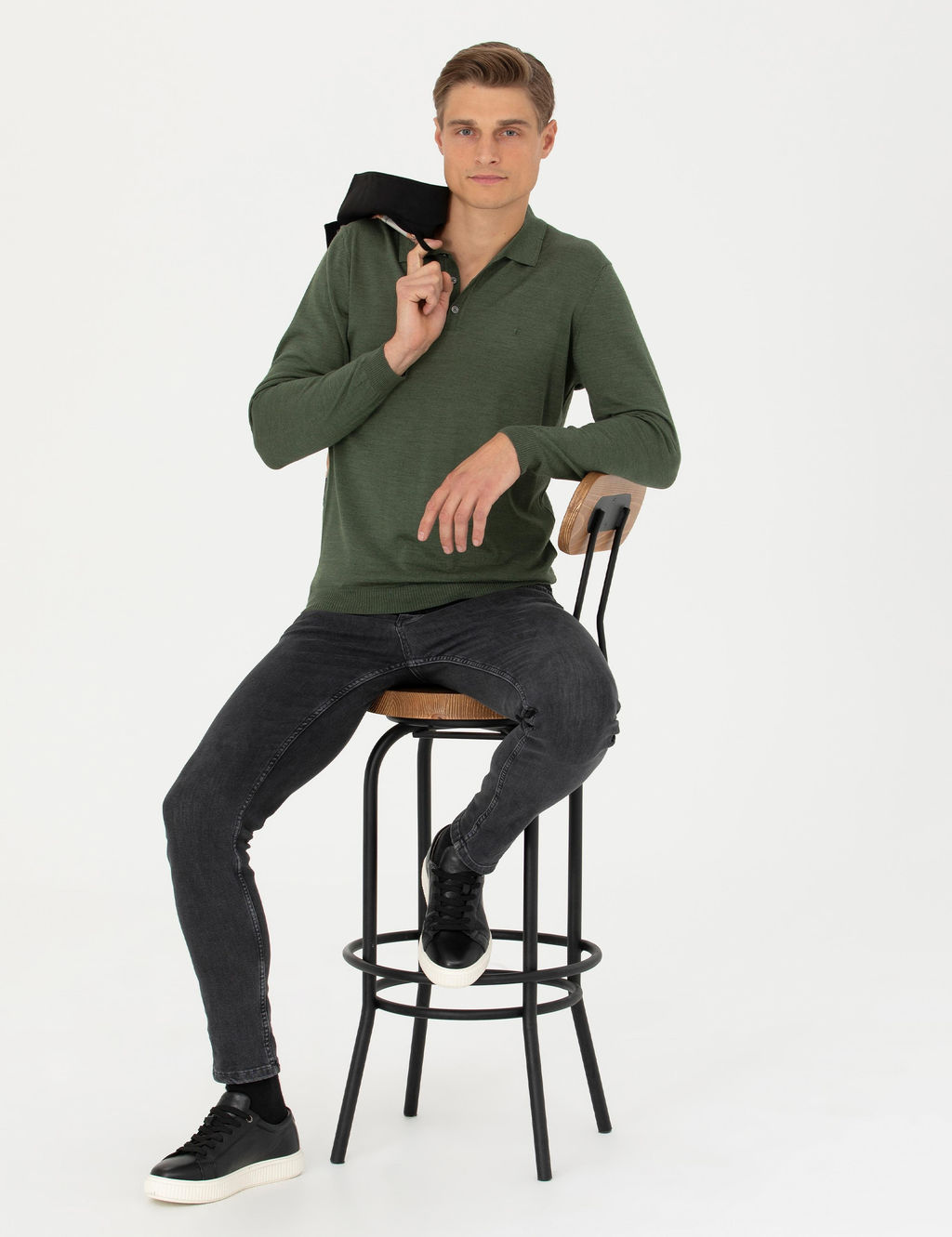 Базовый трикотажный свитер приталенного кроя цвета хаки с воротником-поло - Cacharel фото 2