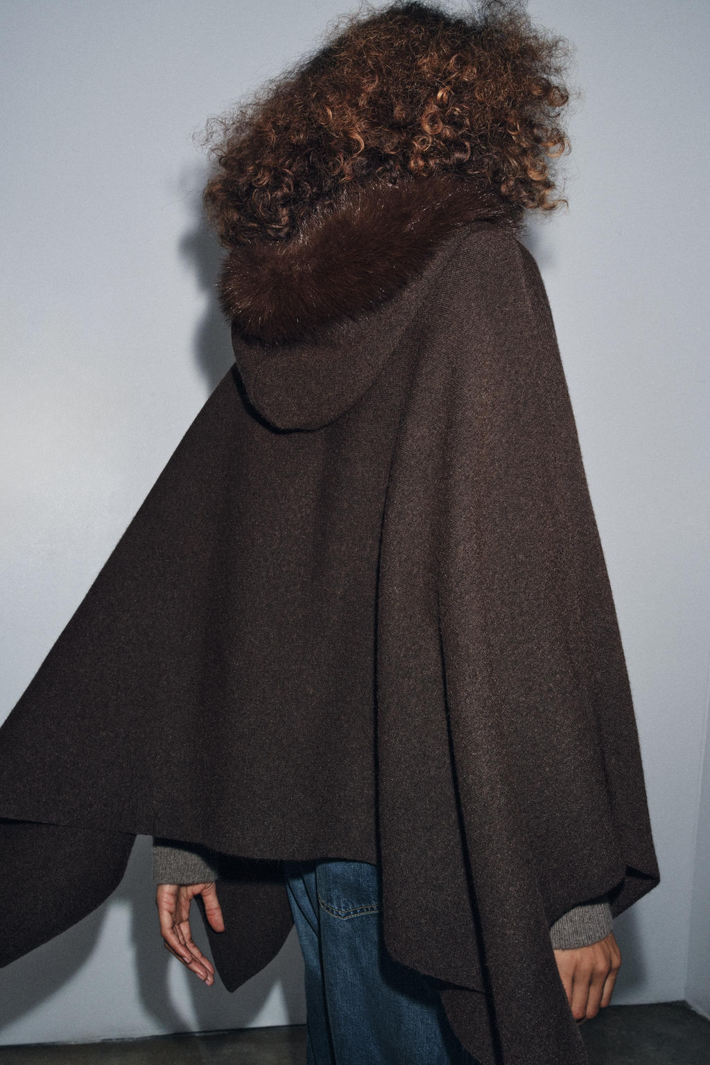 KNITTED CAPE WITH SHEEPSKIN - Zara фото 2