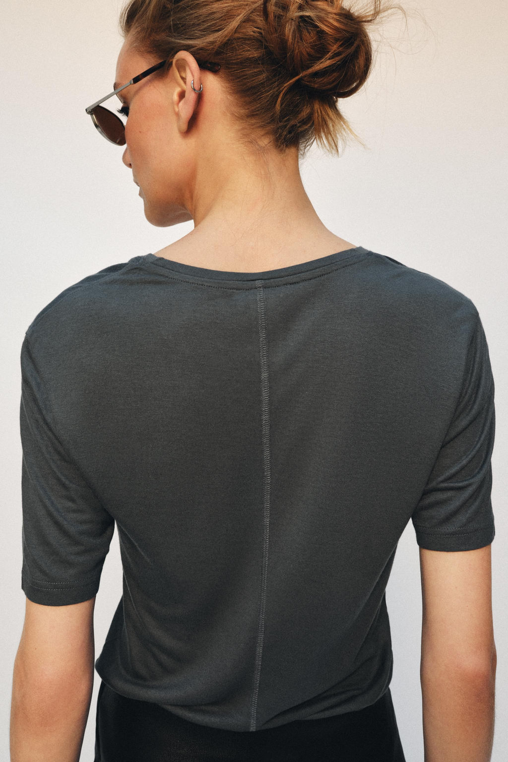 CAMISETA ESCOTE PICO FLUIDA / Plomo oscuro