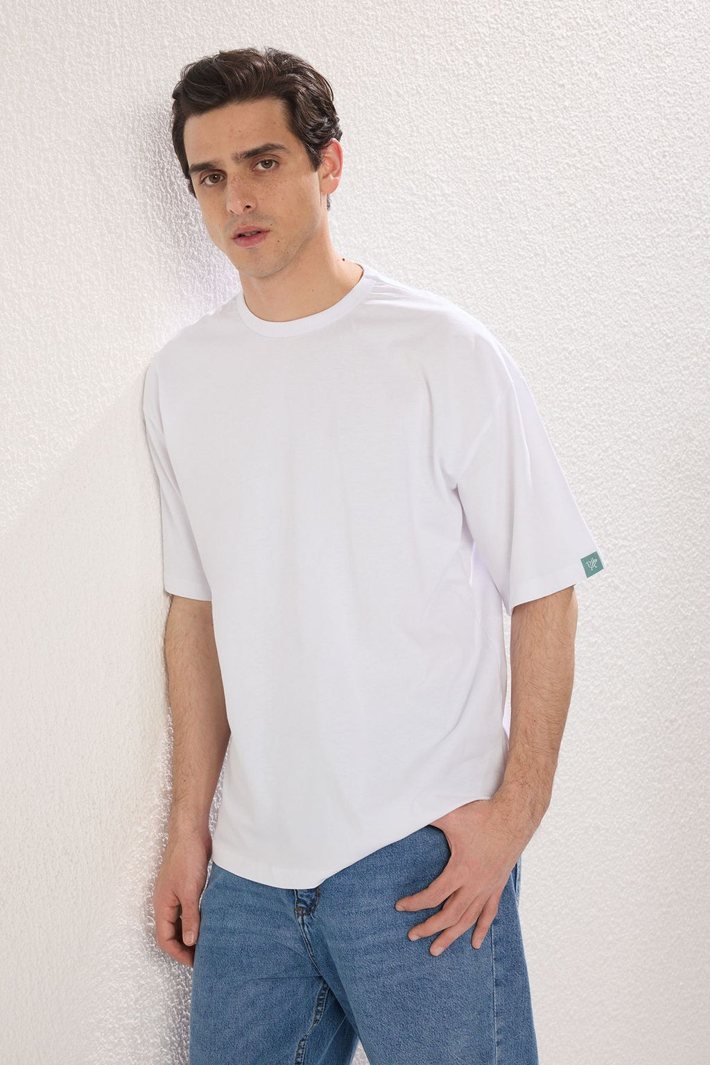 TRENDYOL MAN Beyaz Oversize/Genis Kesim Yaka Detayl? Etiketli %100 Pamuklu T-Shirt TMNSS25TS00057 - Trendyolmilla фото 3