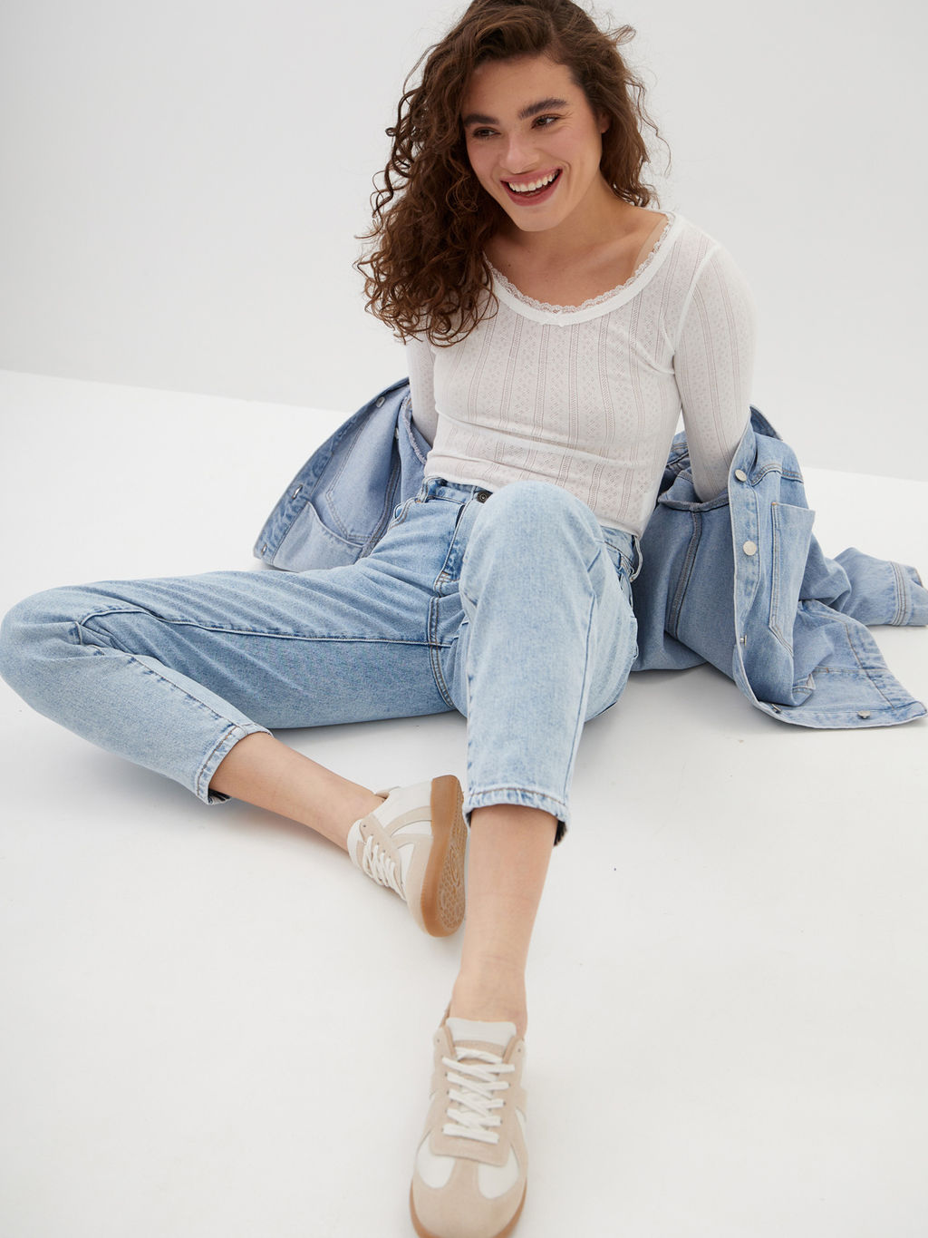 Женские джинсы mom fit с высокой посадкой - Mossmore фото 47