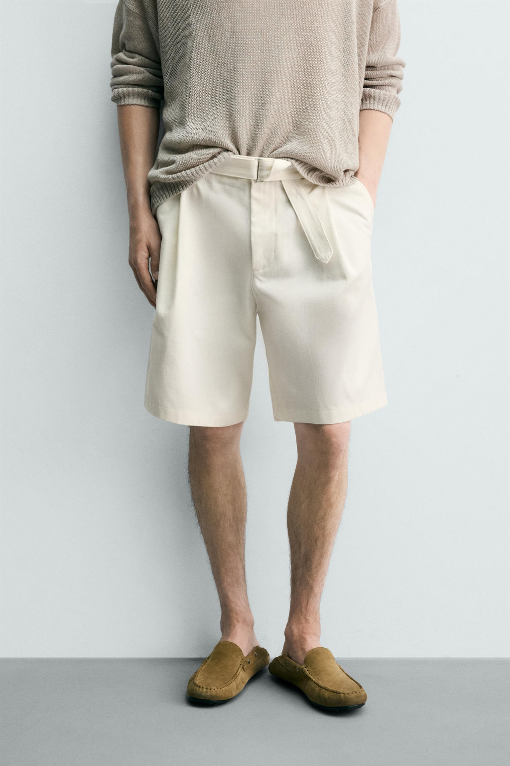 BERMUDA RELAXED FIT PLIEGUES CINTUR?N / Blanco roto