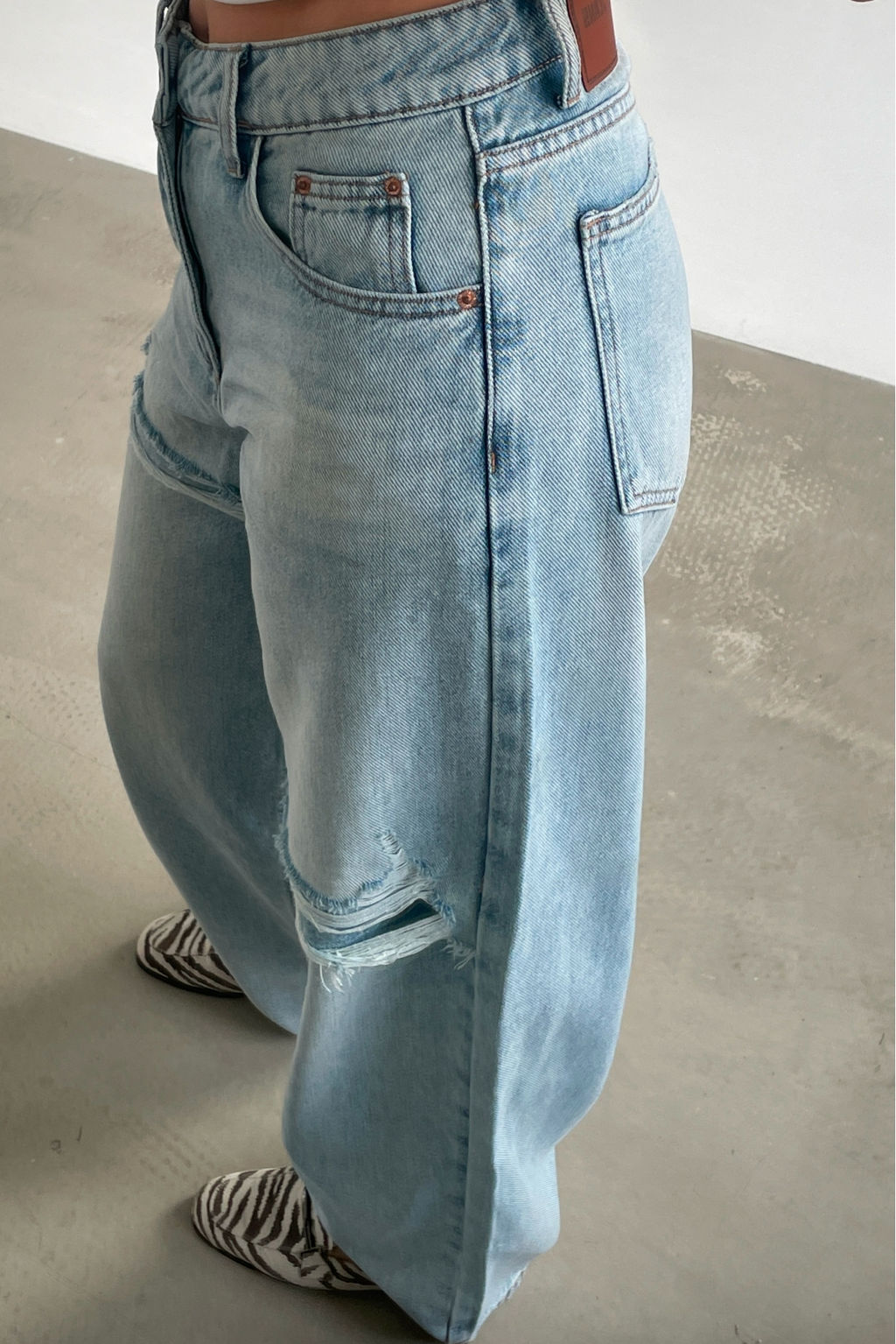 Джинсы свободные с имитацией разрезов Голубой - Erist store фото 4