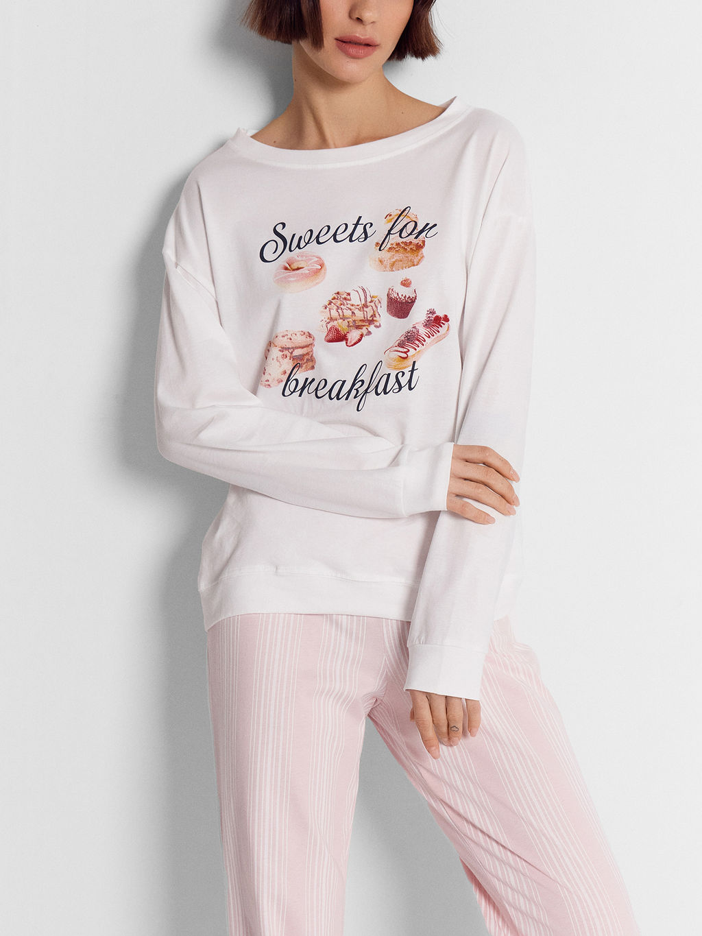 Пижама женская розовая с надписью Sweets for breakfast белый +белая полоска на нежно -розовом 592422 - Mark formelle фото 8