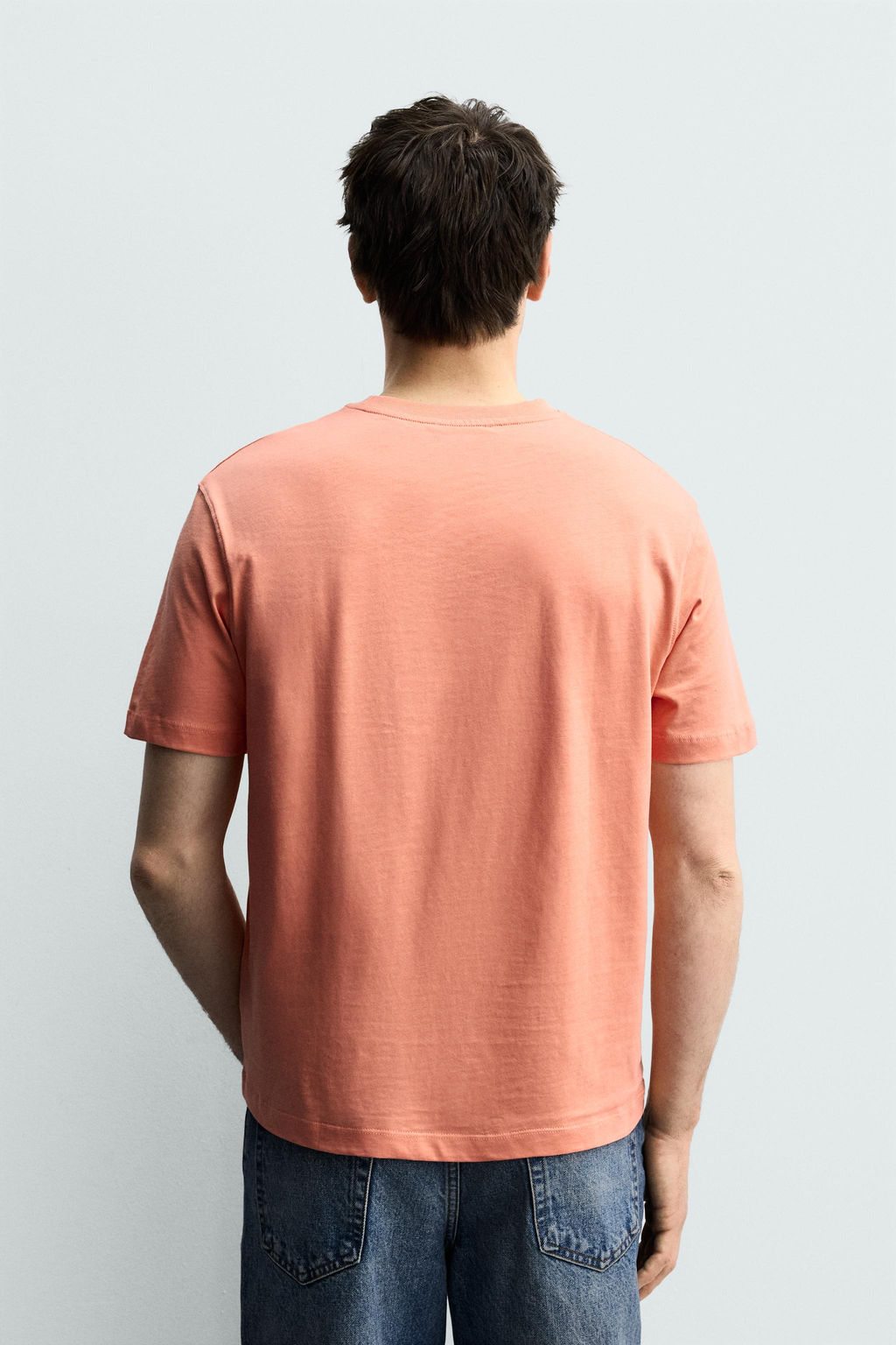 CAMISETA REGULAR FIT BORDADO CONTRASTE / Coral