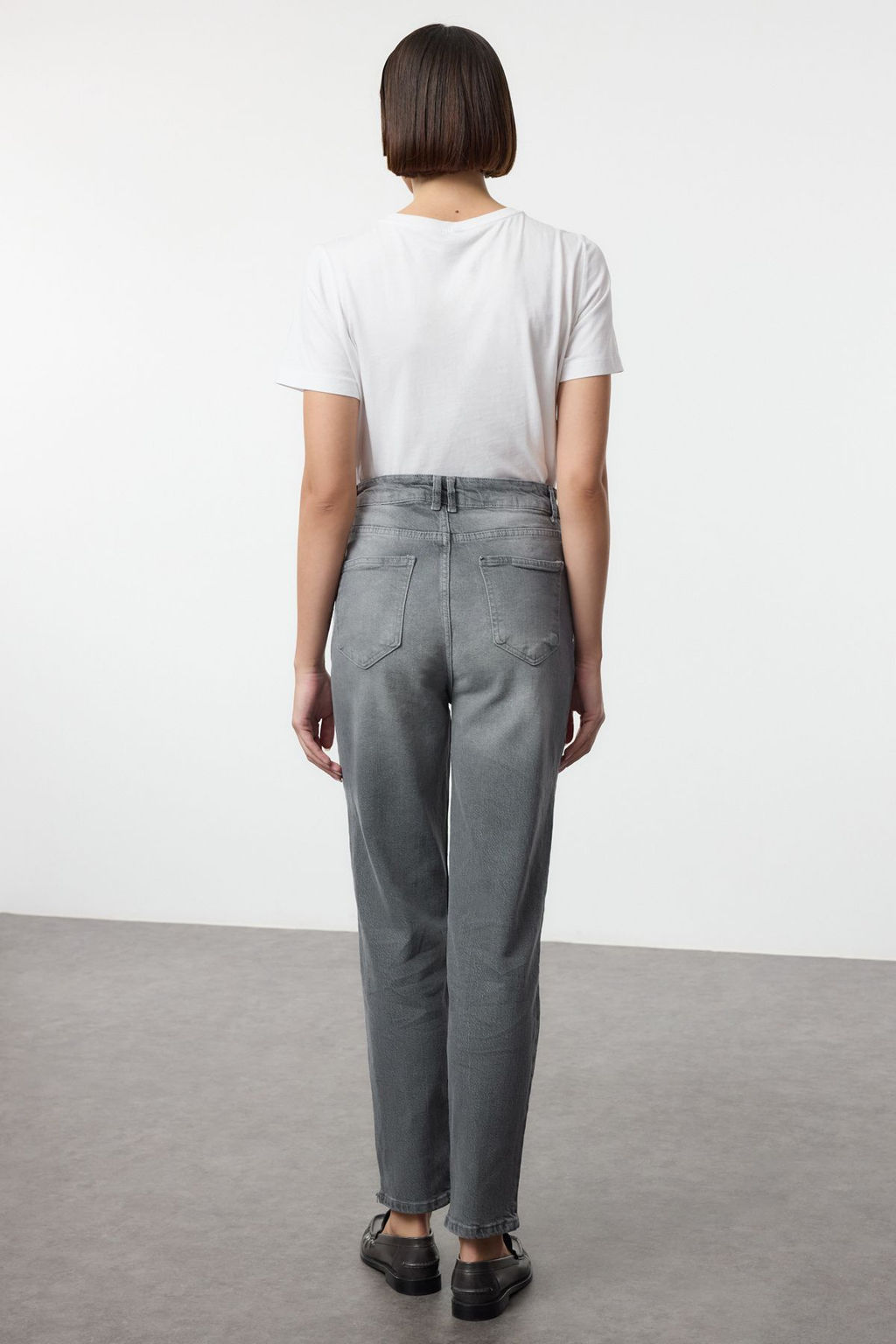 Gri Yuksek Bel Comfort Mom Jeans TWOAW25JE00172 - Trendyolmilla фото 5