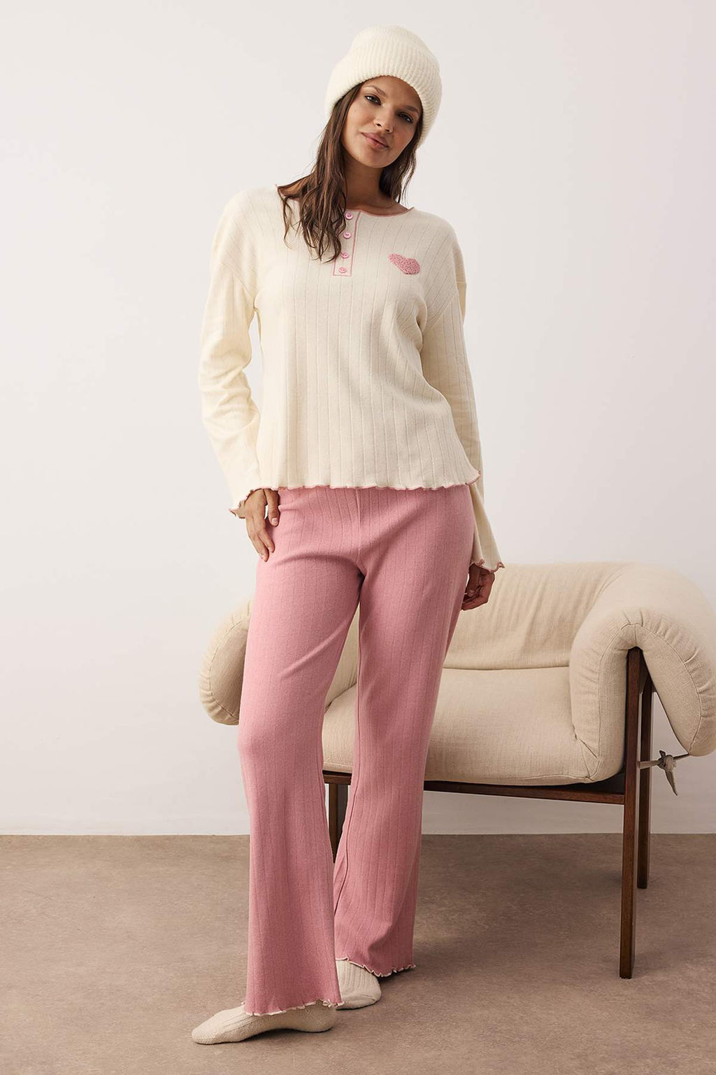 Ekru-Pembe Kalp Nak?sl? Baby Overloklu Fitilli K?sl?k Orme Pijama Tak?m? THMAW26PT00132 - Trendyolmilla фото 2