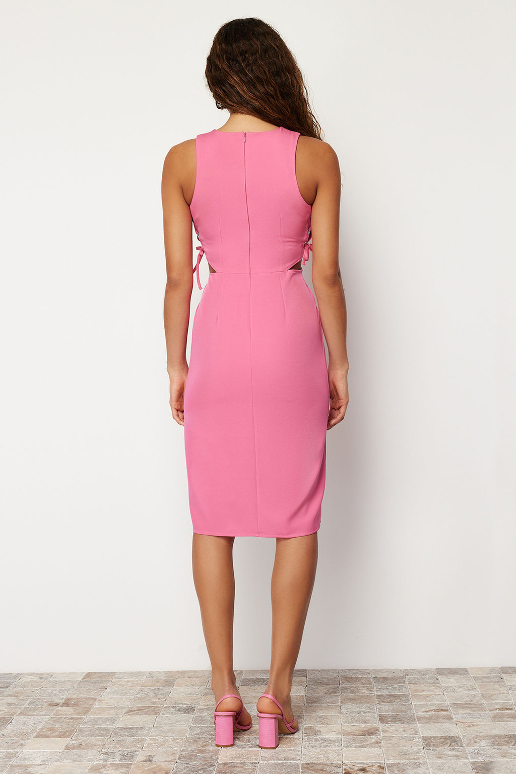 Fusya Vucuda Oturan Bel Dekolteli Kolsuz Midi Kalem Etek Dokuma Elbise TWOSS23EL02043