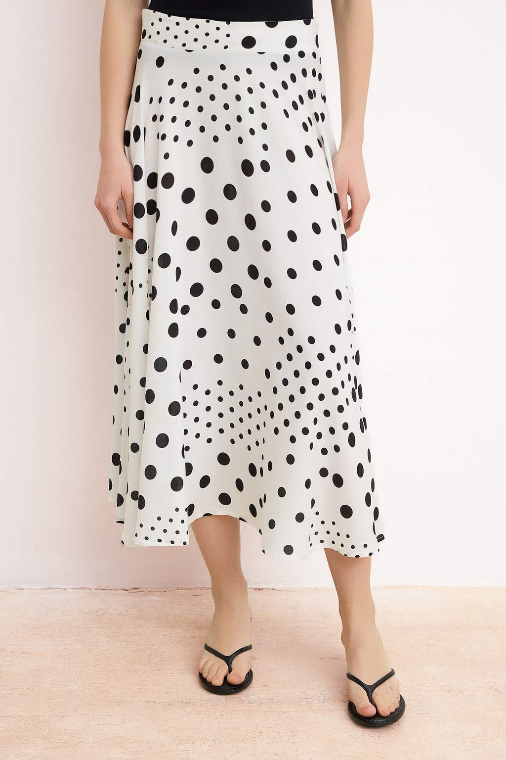 Beyaz Siyah Puantiyeli Midi Klos Viskon Etek TWOSS26ET00109