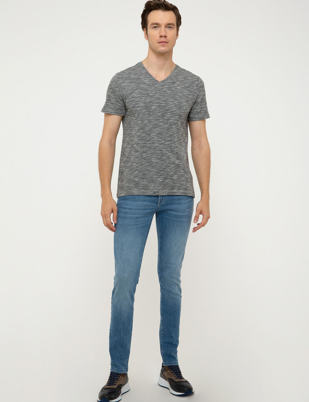 Черная футболка с v-образным вырезом - Cacharel фото 9