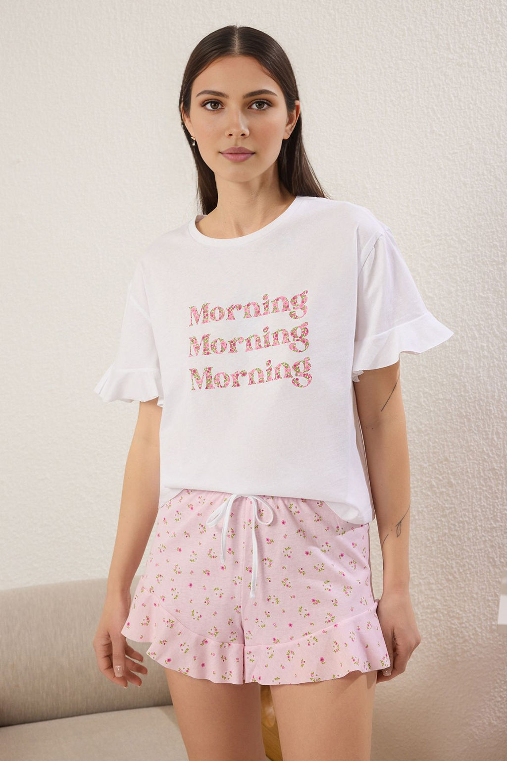 Trendyolmilla Beyaz-Cok Renkli %100 Pamuklu Cicekli ve Sloganl? Volanl? Sortlu Orme Pijama Tak?m? THMSS25PT00204