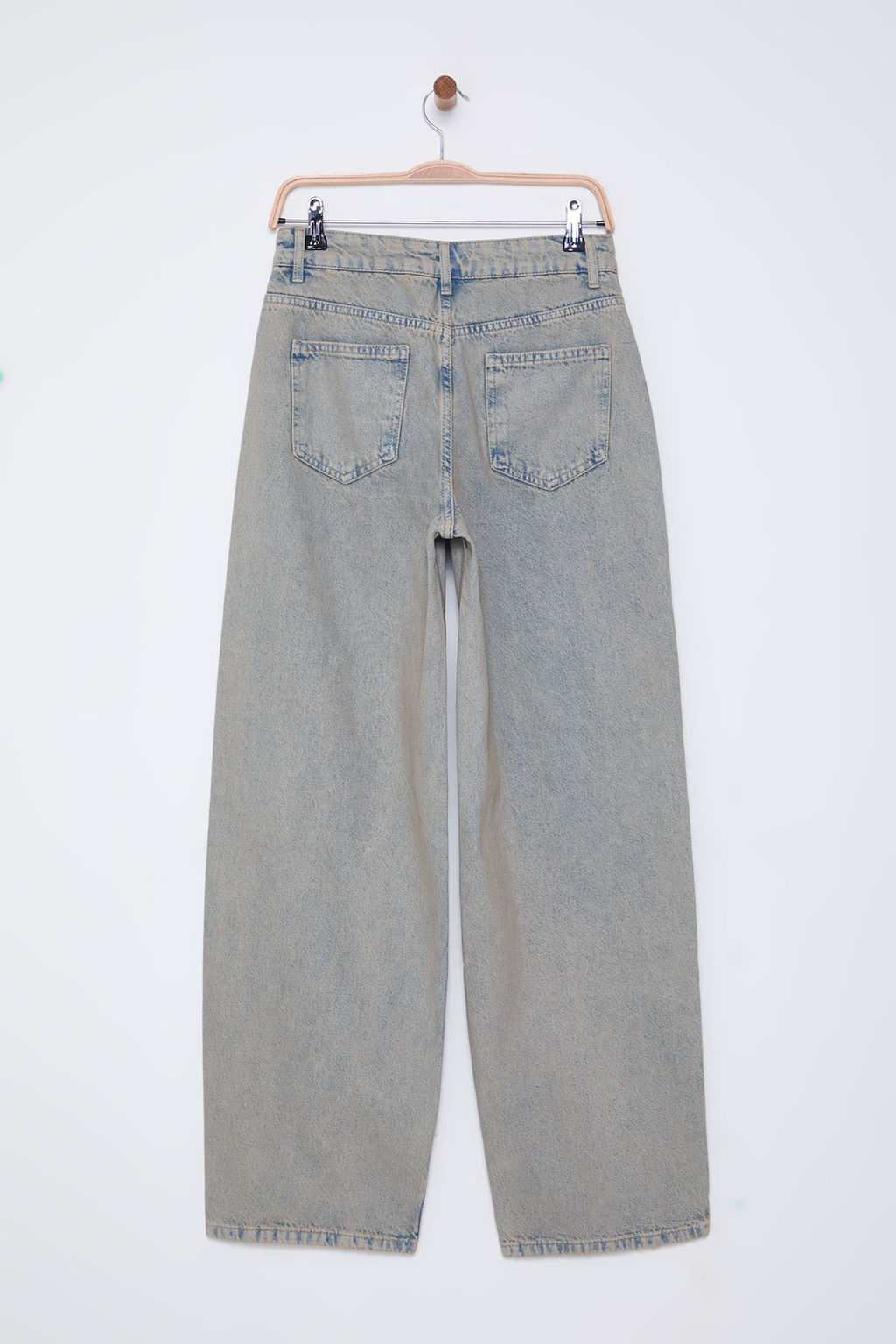 TRENDYOLMILLA Mavi Inci Detayl? Tasl? Normal Bel Barrel Skater Jeans TWOSS25JE00028