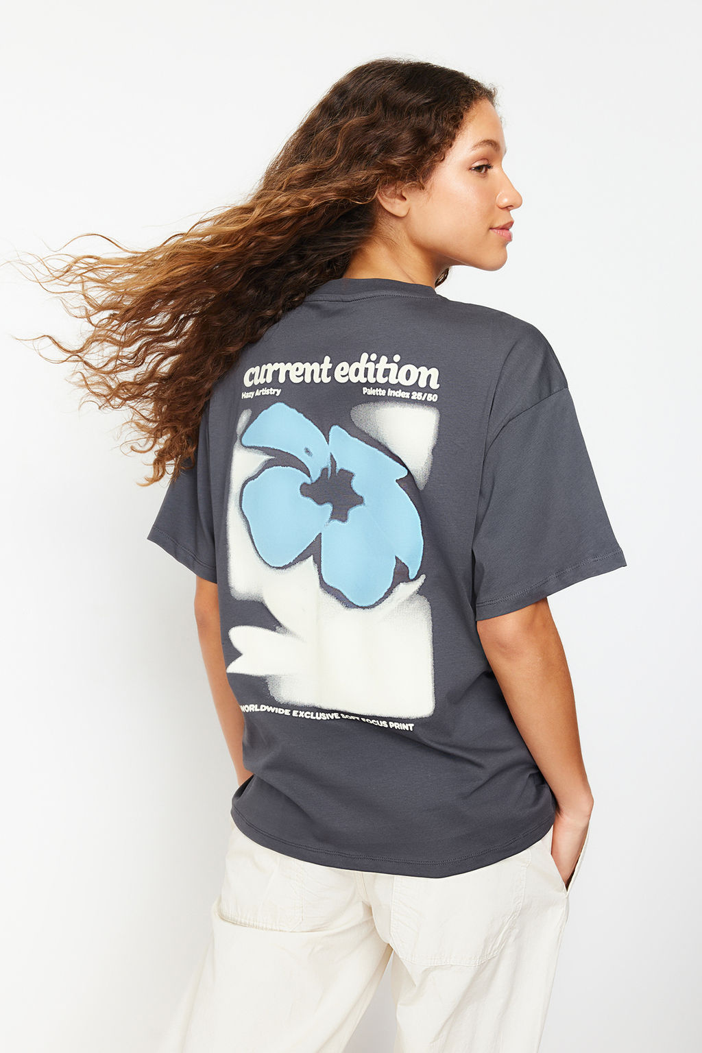 TRENDYOLMILLA Antrasit %100 Pamuk S?rt ve On Oversize/Genis Kal?p Orme T-Shirt TWOSS24TS00056