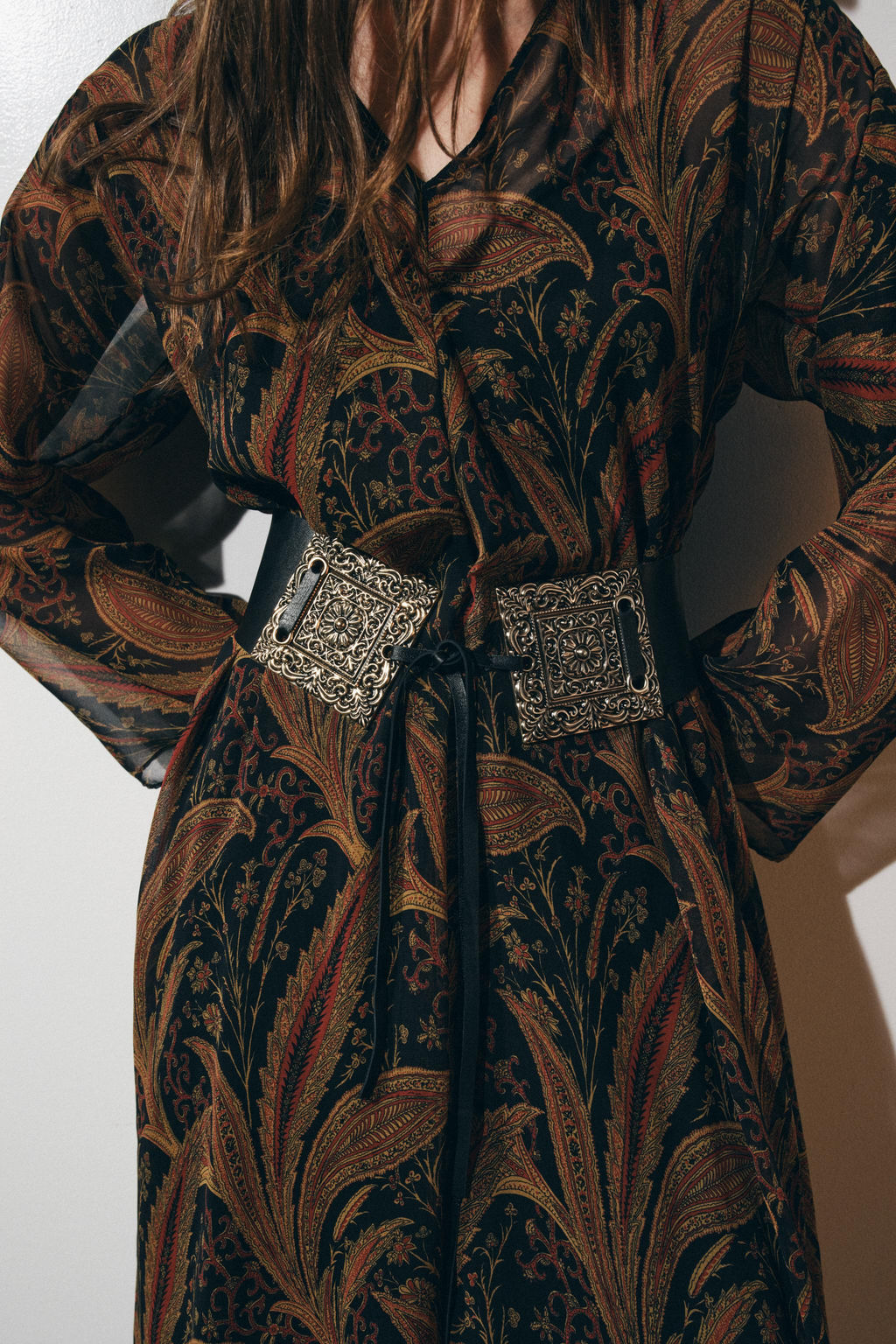 WIDE LEATHER BELT WITH CRAFTED BUCKLE