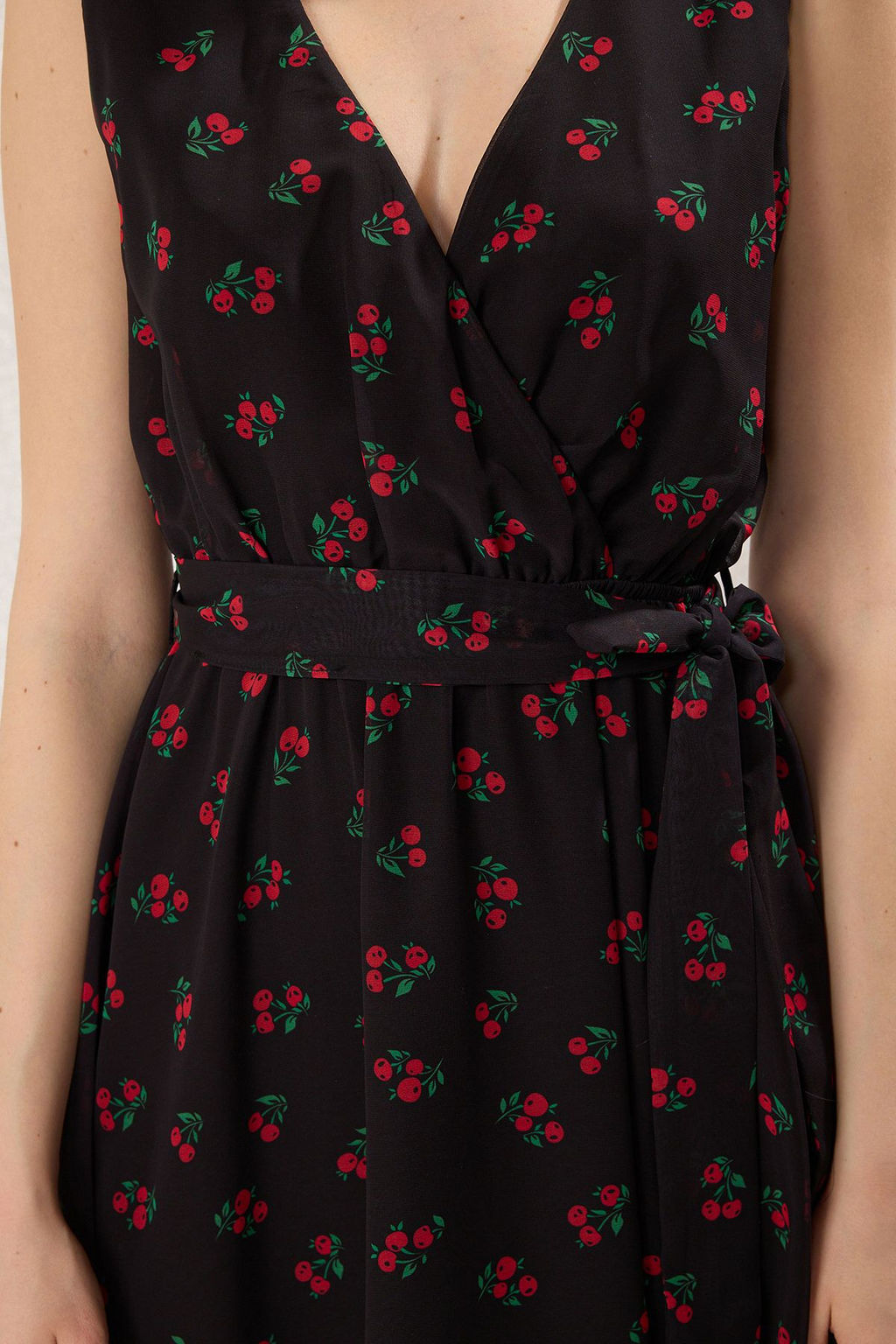 TRENDYOLMILLA Siyah Etegi Volanl? Nak?sl? Kruvaze Yaka Sifon Astarl? Mini Dokuma Elbise TWOSS24EL00633