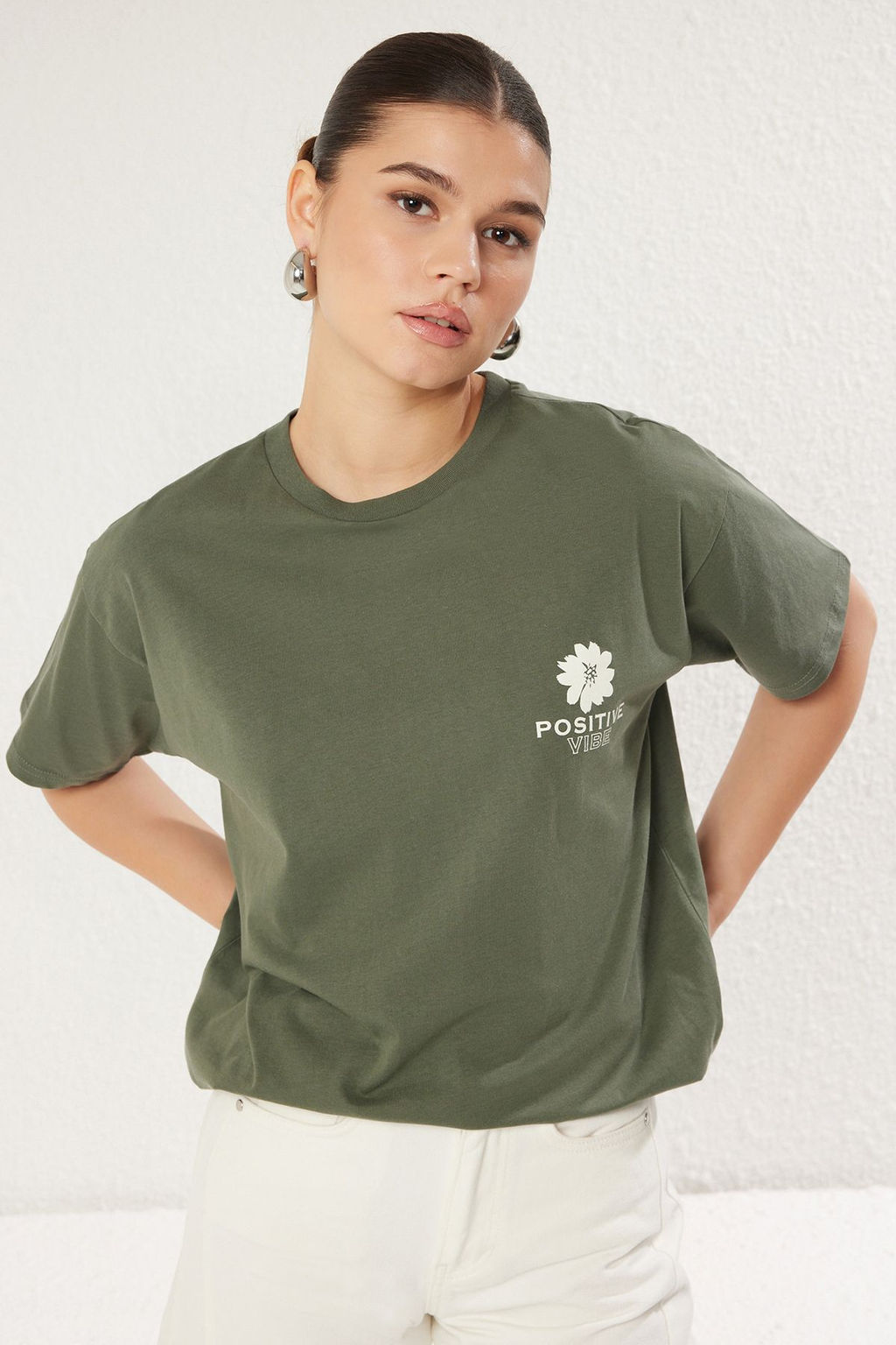 Haki %100 Pamuk S?rt Bask?l? Oversize/Genis Kal?p Bisiklet Yaka Orme T-Shirt TWOSS23TS00321