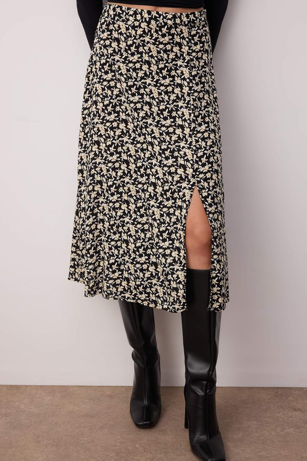 Siyah Y?rtmac Detayl? Cicek Desenli Viskon Kumasl? Midi Dokuma Etek TWOSS20ET0230