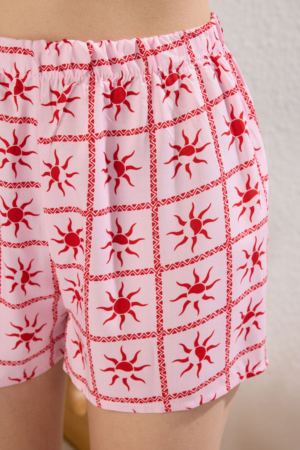 Trendyolmilla Pembe Gunes Desenli Viskon Sortlu Dokuma Pijama Tak?m? THMSS25PT00280  фото 3