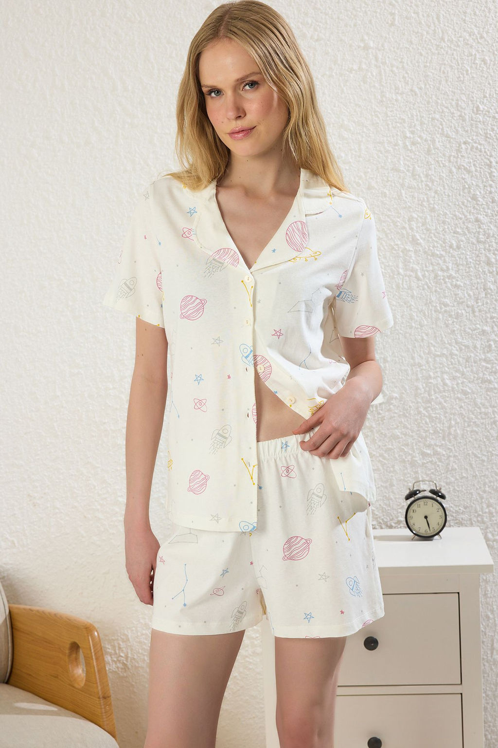 Trendyolmilla Ekru %100 Pamuklu Galaksi Desenli Sortlu Orme Pijama Tak?m? THMSS25PT00299  фото 2