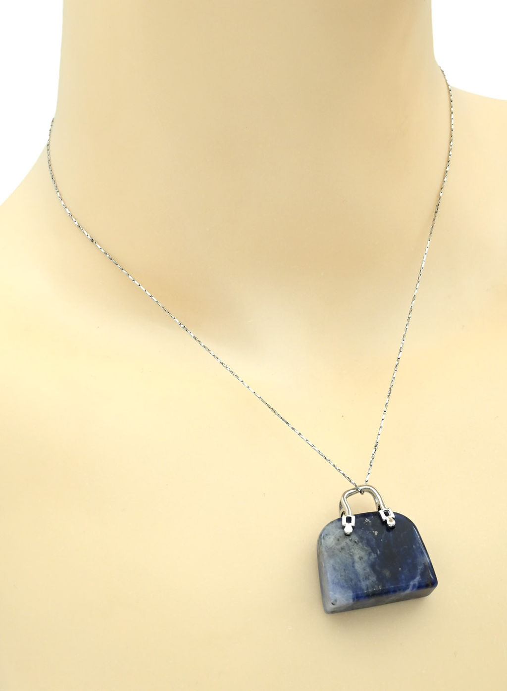 Оригинальная подвеска с содалитом в форме сумочки 25*10*27мм.