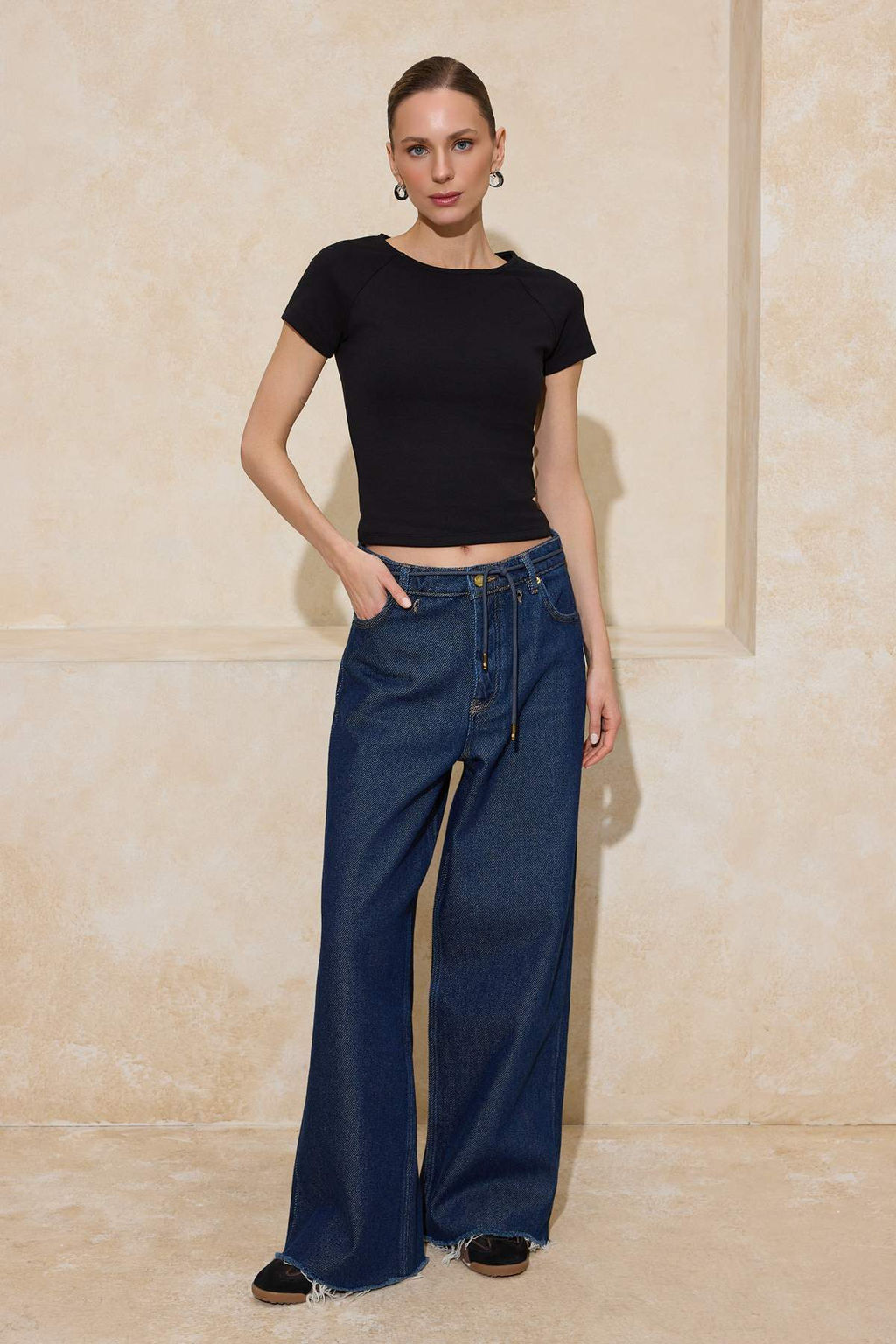 Siyah Fitted/Vucuda Oturan Kay?k Yaka K?sa Kollu Crop Pamuk Ribana Orme Bluz TWOSS26BZ00276 - Trendyolmilla фото 2