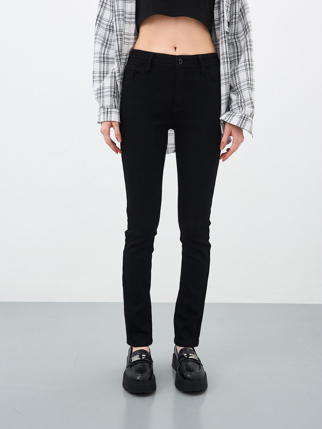 Утепленные женские джинсы зауженного кроя на флисе - Mossmore фото 13