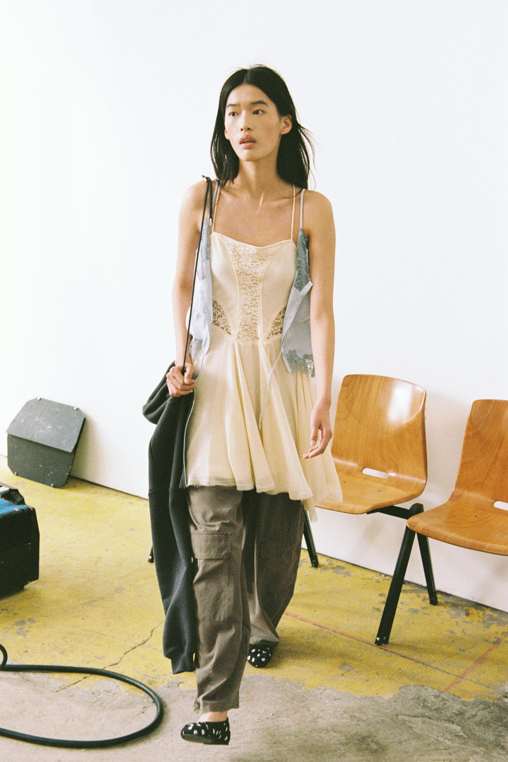 VESTIDO CORTO GODETS ENCAJE / Crudo - Zara фото 2