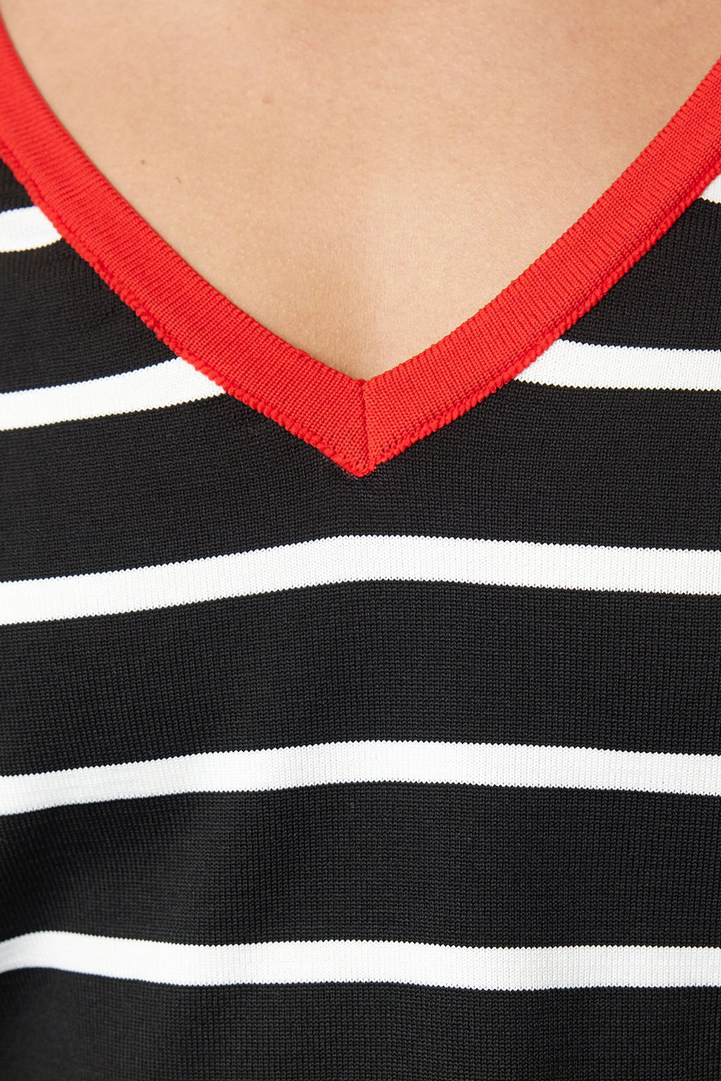 Siyah Crop Cizgili V Yaka Triko Kazak TWOAW25KZ00190 - Trendyolmilla фото 4