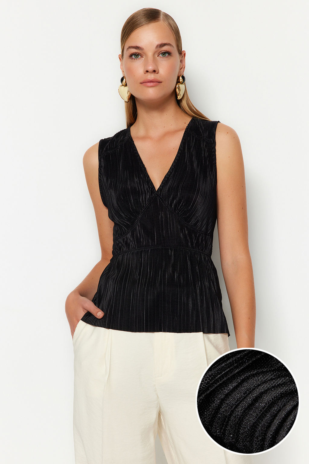 Trendyolmilla Siyah Premium Piliseli V Yaka Regular Kal?p Orme Bluz TWOSS23BZ00965