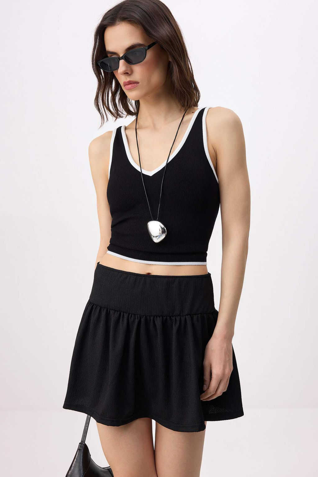 Siyah Duz Sort Etek Baglama Detayl? Dar Paca K?sa Dokulu Orme Sort & Bermuda TWOSS26SR00077