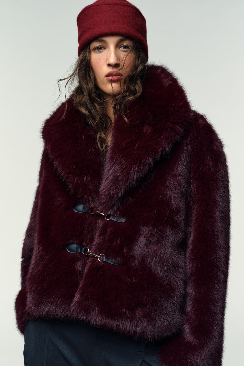 SHORT FAUX FUR COAT WITH FIREMAN CLASPS - Zara фото 2