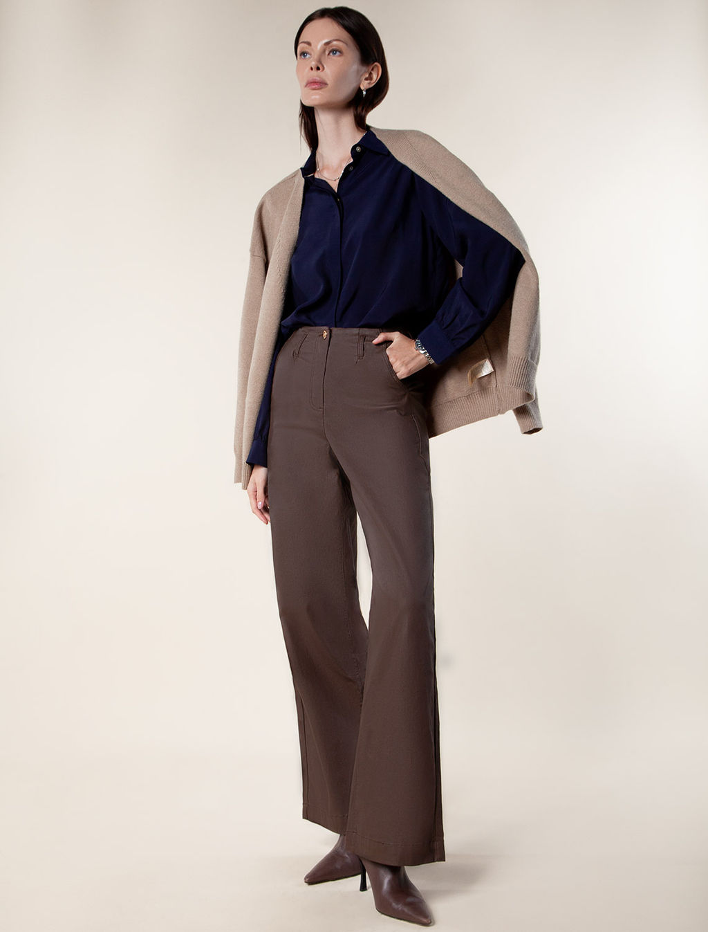 VILATTE / Свободные брюки из эластичного хлопка с покрытием под кожу  фото 4