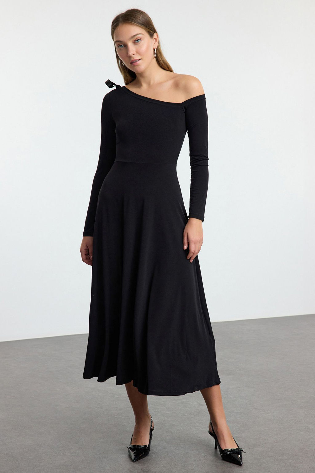 TRENDYOLMILLA Siyah Fiyonk Detayl? Kusakl? Skater Midi Orme Elbise TWOAW25EL00532