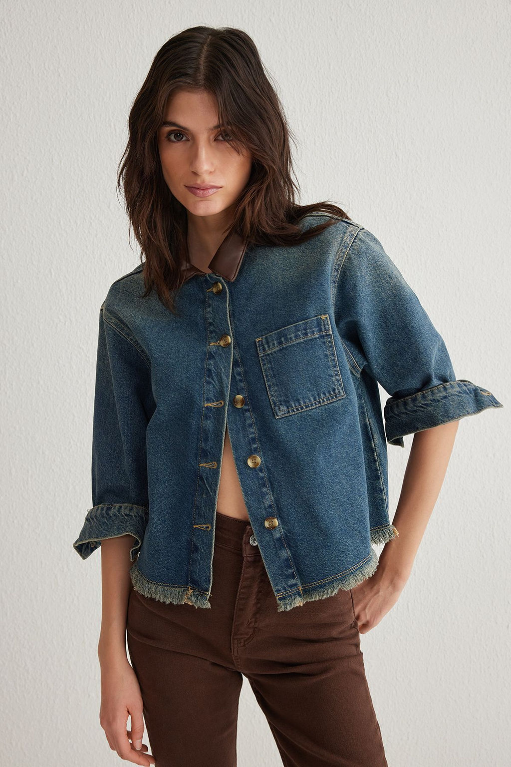 Koyu Mavi Etek Ucu Puskullu Kontrast Deri Yaka Vintage Crop Oversize Denim Ceket TWOSS25CE00026