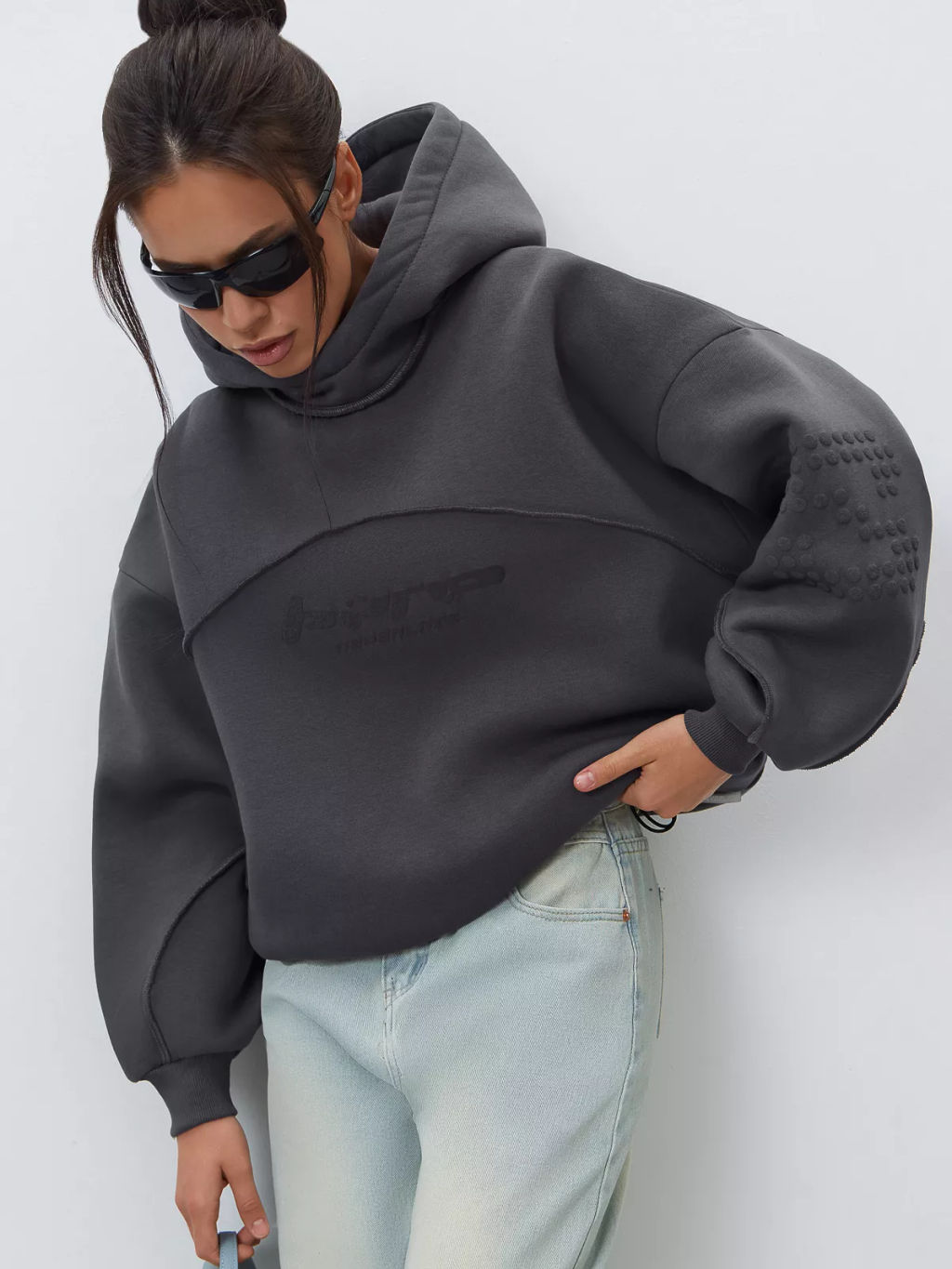 Утепленное худи с фигурными рельефами