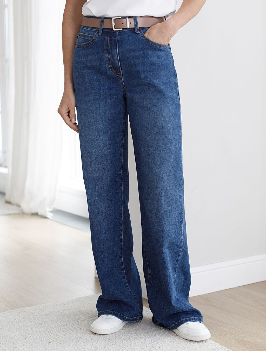 Джинсы трубы с декоративной стиркой из эластичного облегченного денима - Vilatte фото 6