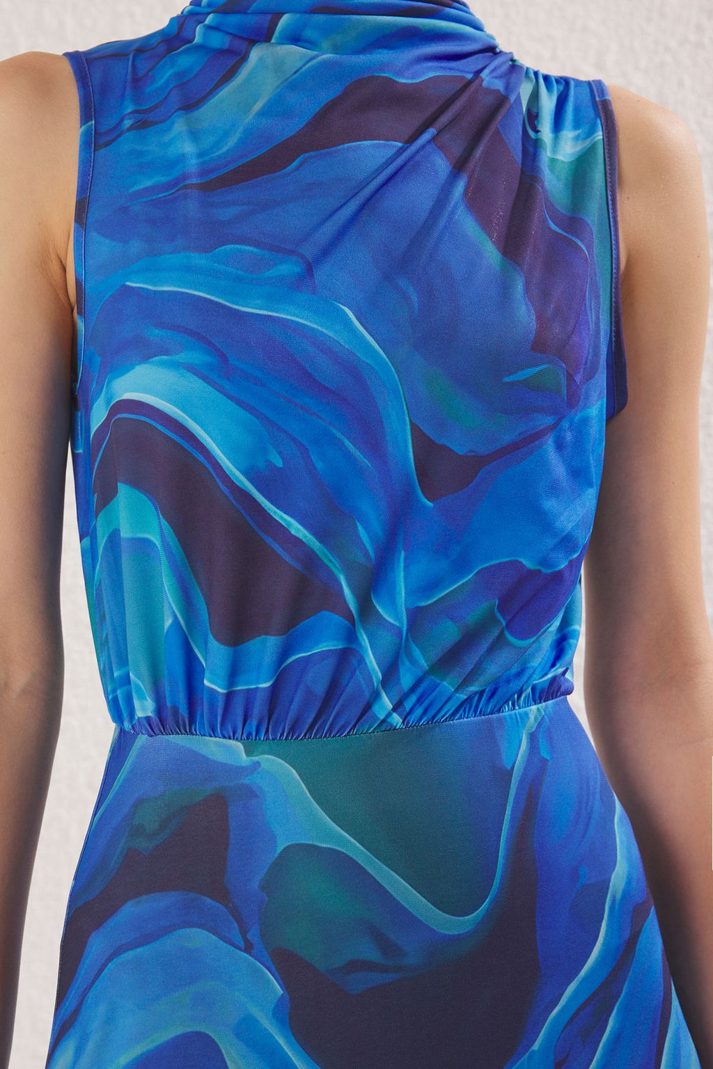 TRENDYOLMILLA Mavi Soyut Bask?l? Dik Yaka Drapeli Belden Ac?lan Esnek Maxi Orme Elbise TWOSS25EL00381  фото 10