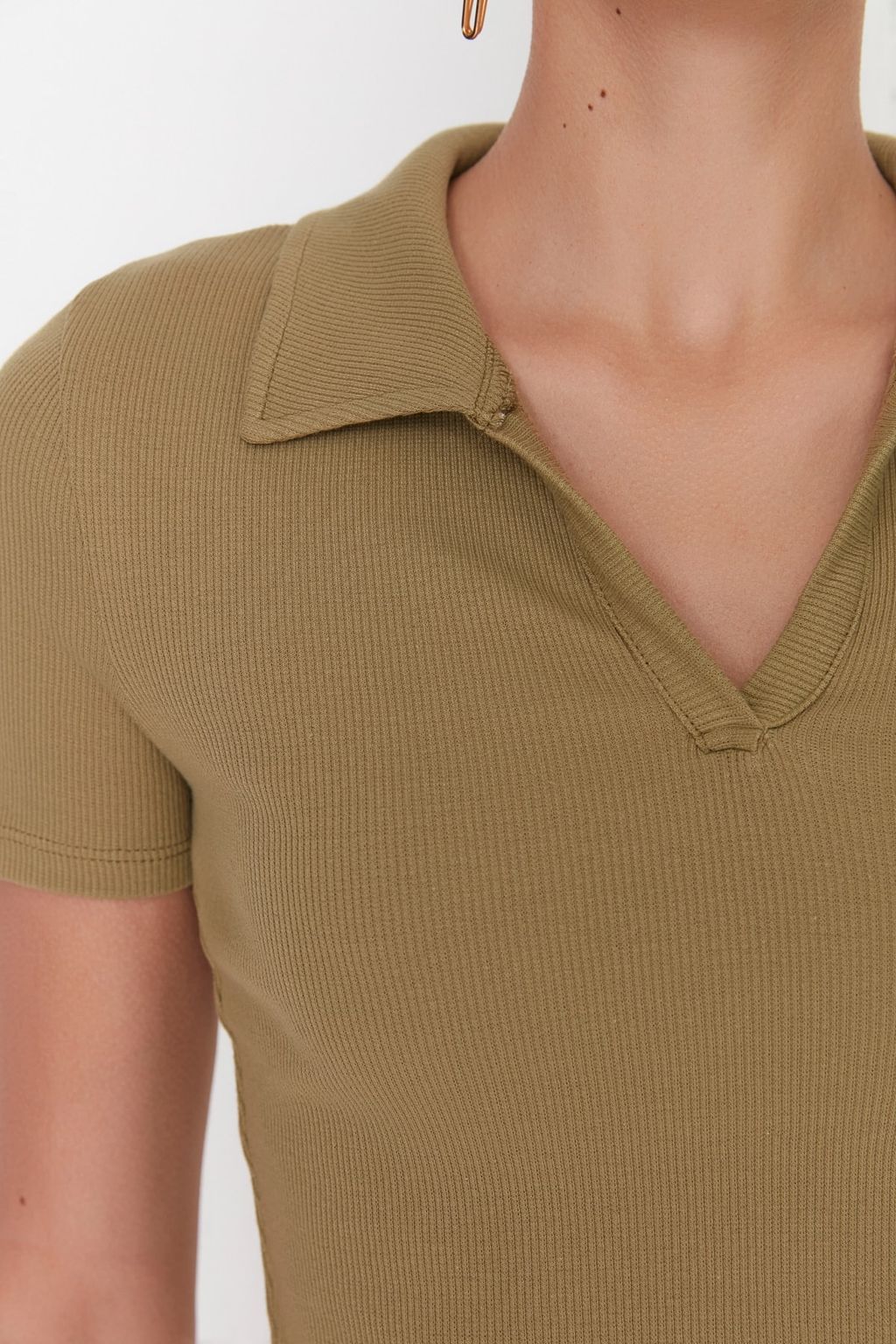 Trendyolmilla Siyah Fitted/Vucuda Oturan Crop Polo Yaka Fitilli Esnek Orme Bluz TWOSS21BZ0038  фото 29