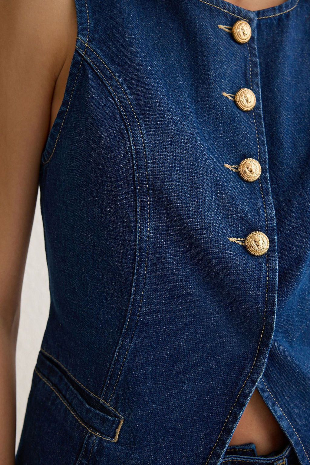 TRENDYOLMILLA Koyu Mavi Gold Dugmeli Dikis Detayl? Denim Yelek TWOSS25YE00001  фото 4