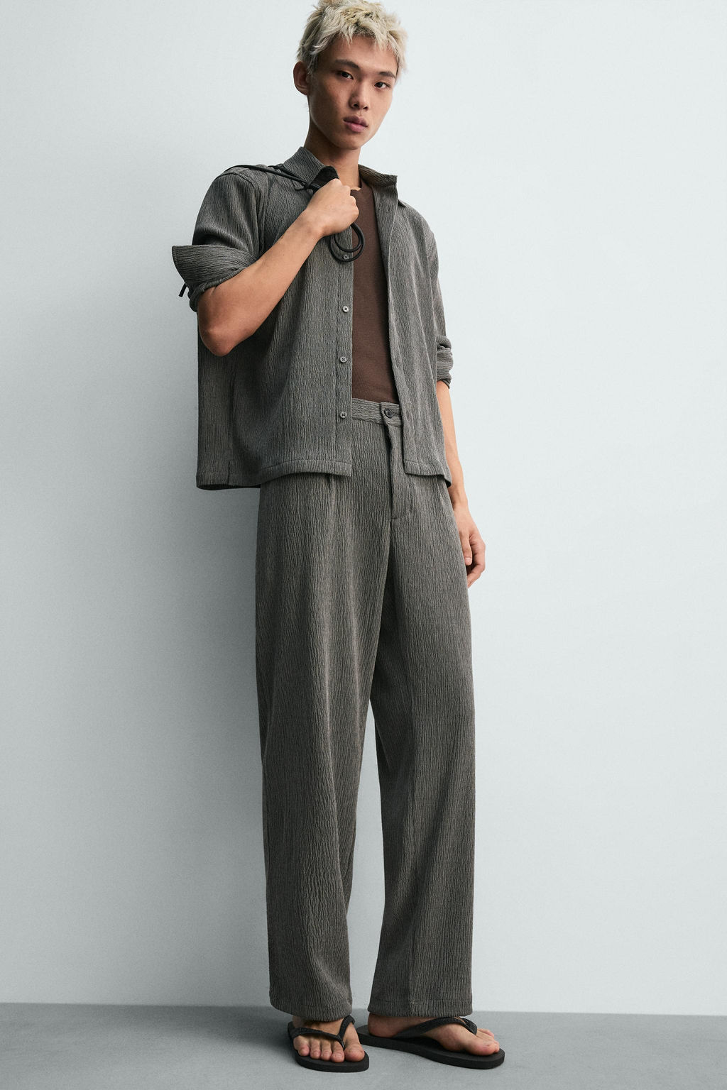 PANTAL?N PLIEGUES TEXTURA IRREGULAR / Gris Antracita - Zara фото 6