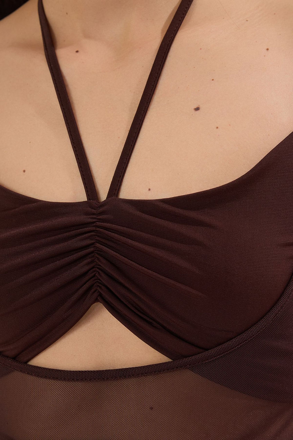 TRENDYOLMILLA Kahverengi Cut Out/Pencere Detayl? Buzgulu Astarl? Tul Orme Midi S?k Elbise TPRSS25EL00246 фото 4