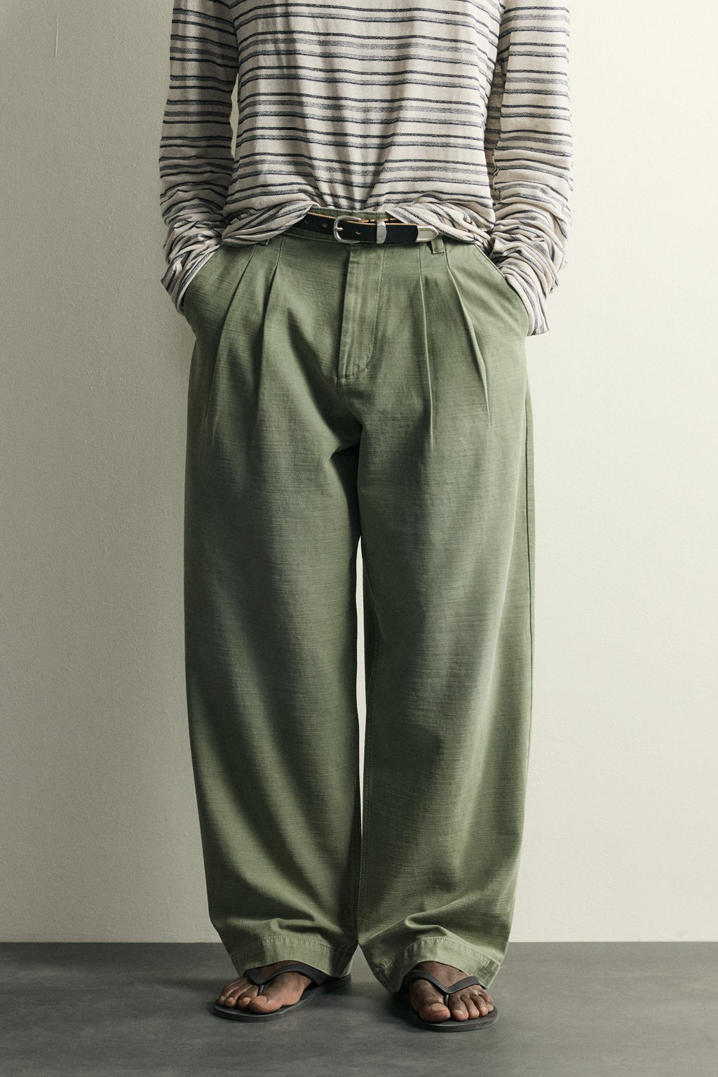 PANTAL?N CHINO BAGGY FIT PLIEGUES / Verde medio