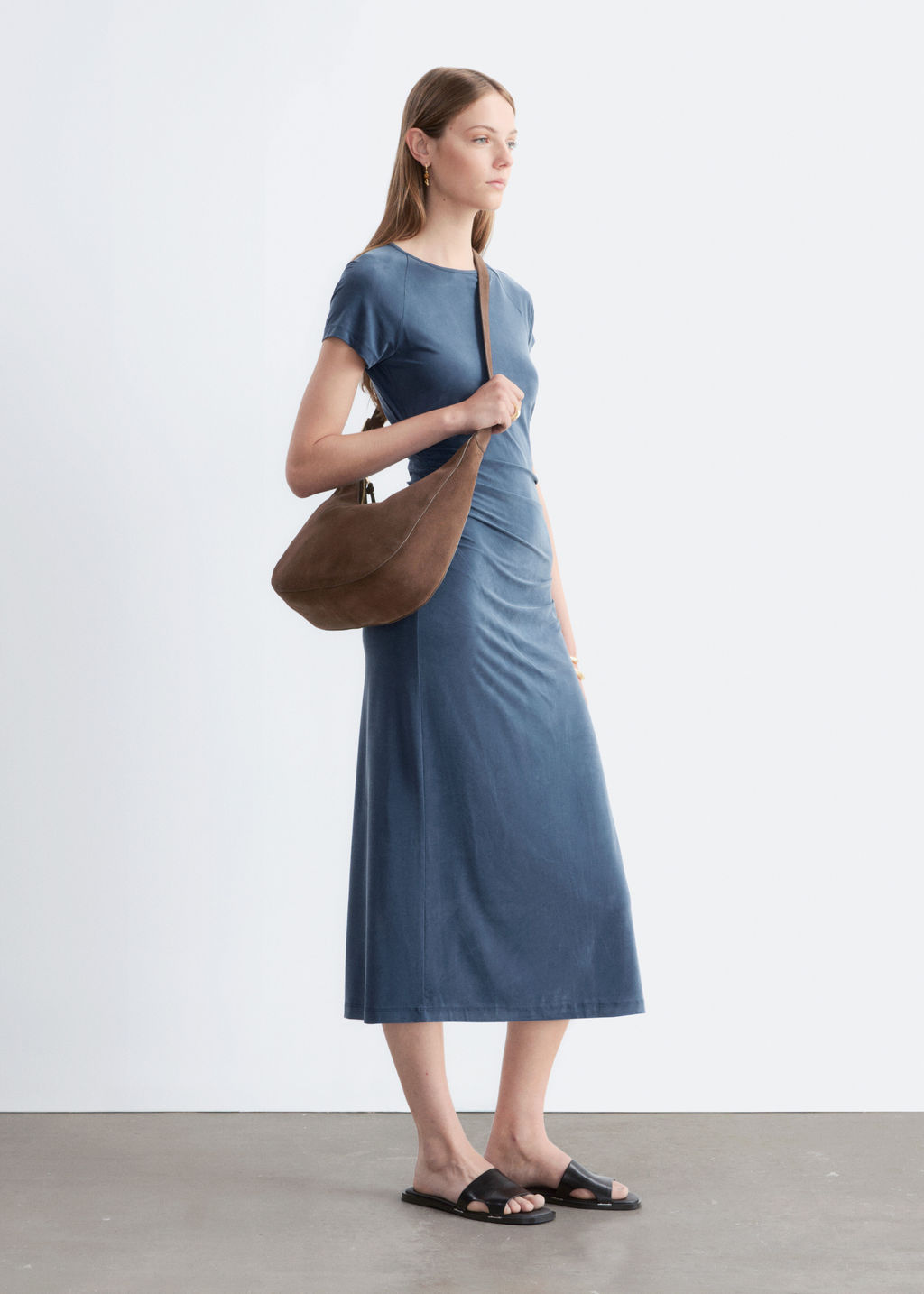 Vestido midi fruncido con mangas ragl?n