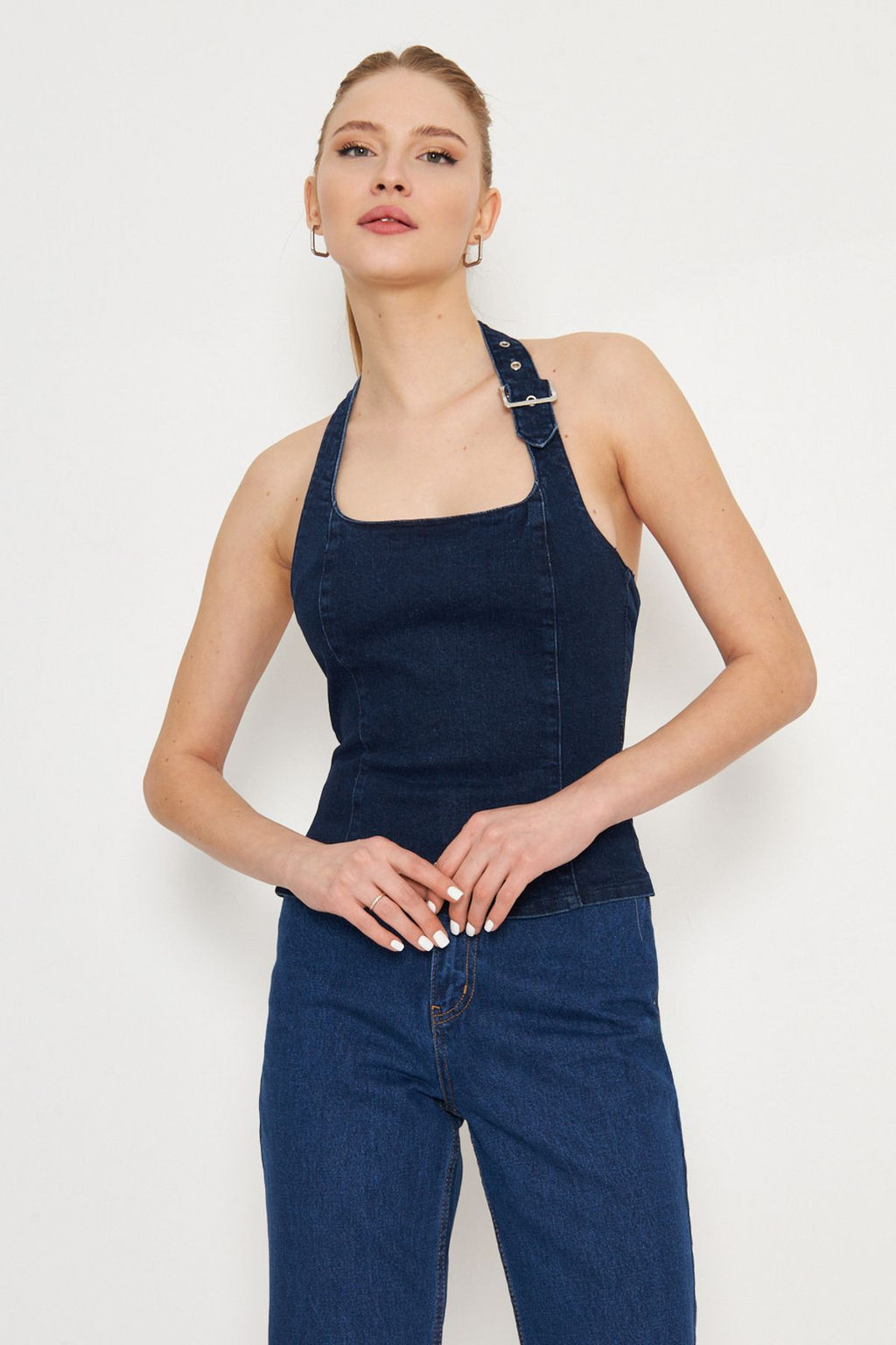 Trendyolmilla Koyu Mavi Kemer Toka Detayl? Halter Yaka Denim Bluz TWOSS25BZ00065